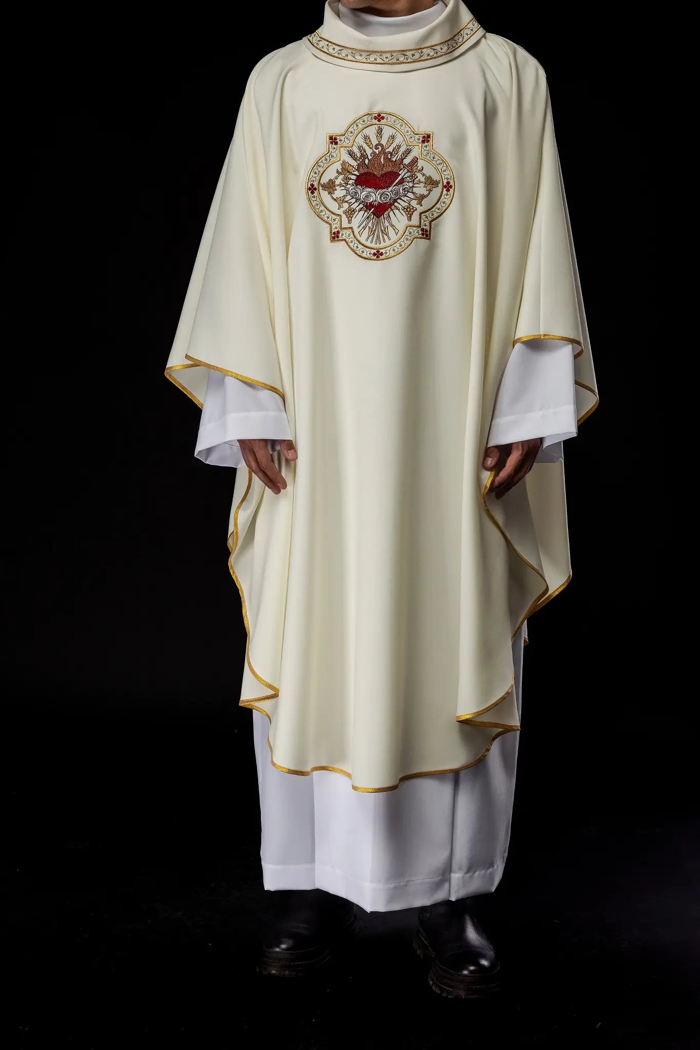 Chasuble brodée avec le motif du Cœur de Marie
