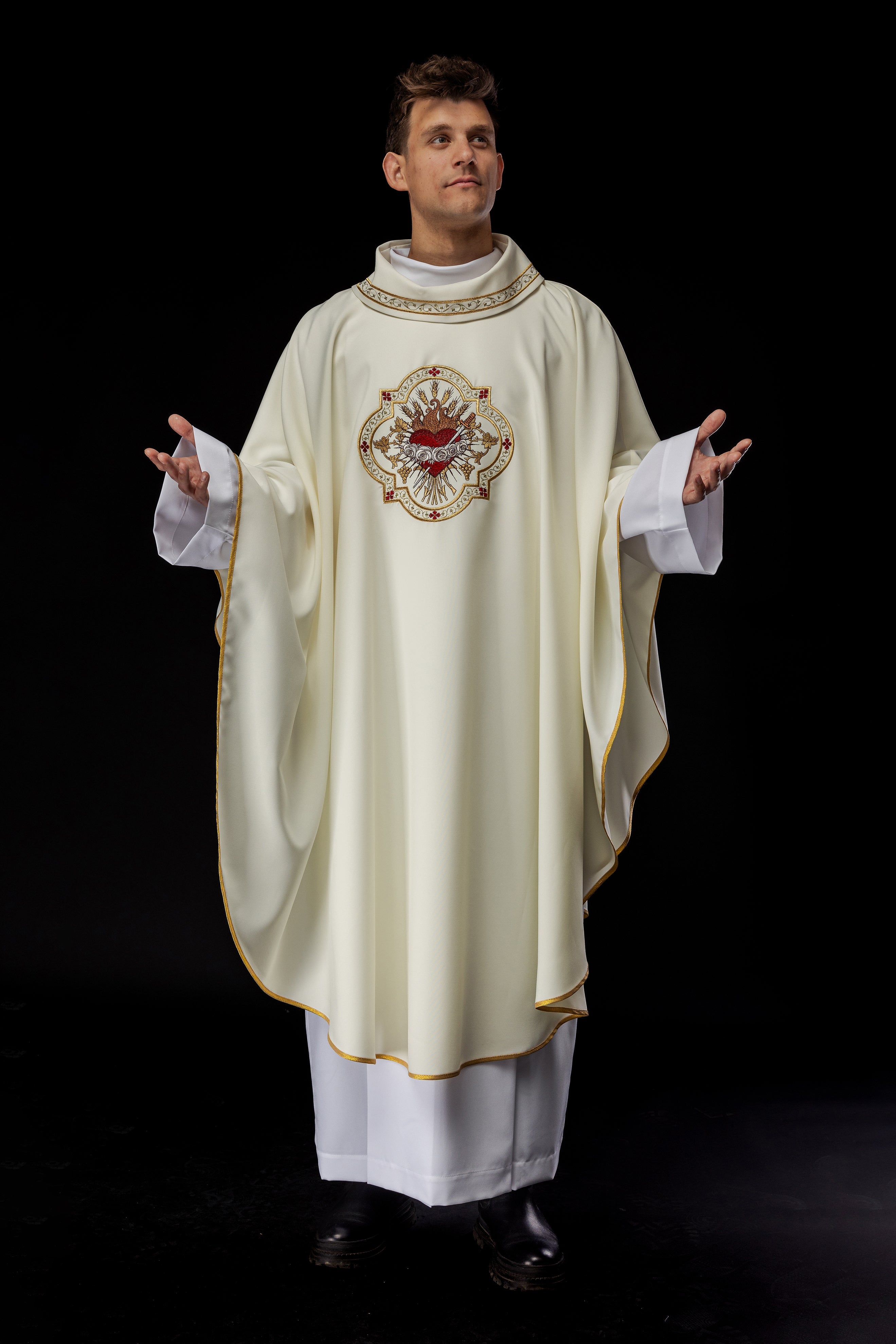 Chasuble brodée avec le motif du Cœur de Marie