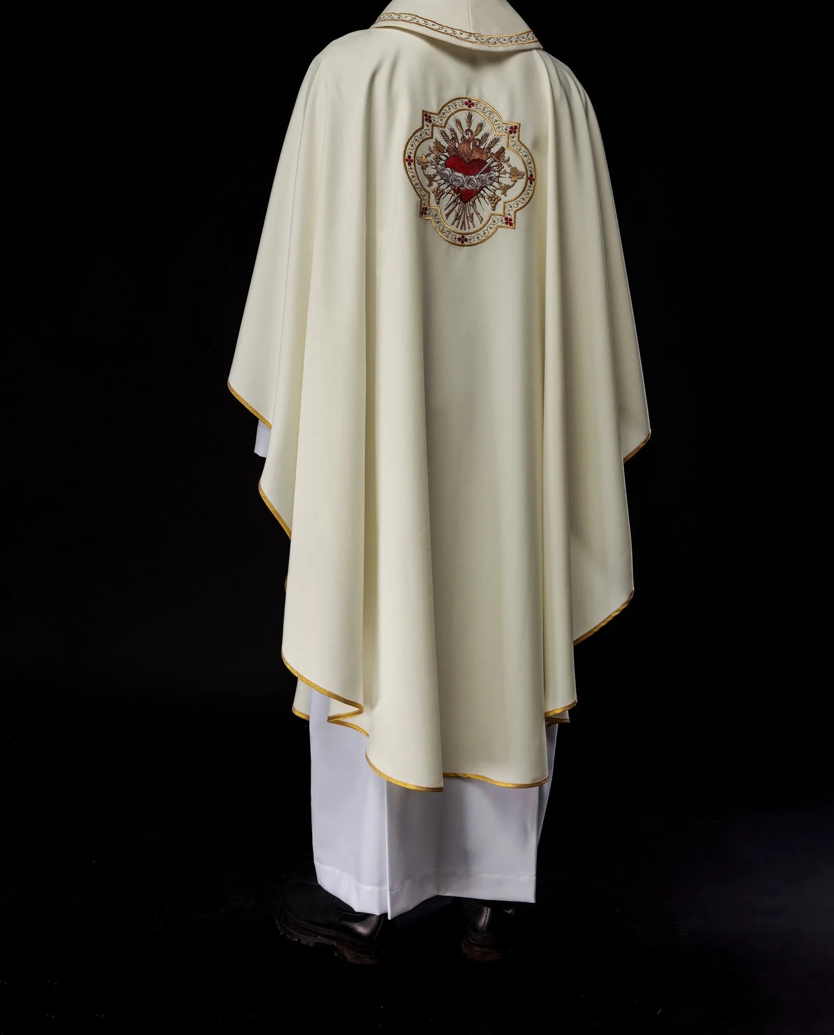 Chasuble brodée avec le motif du Cœur de Marie
