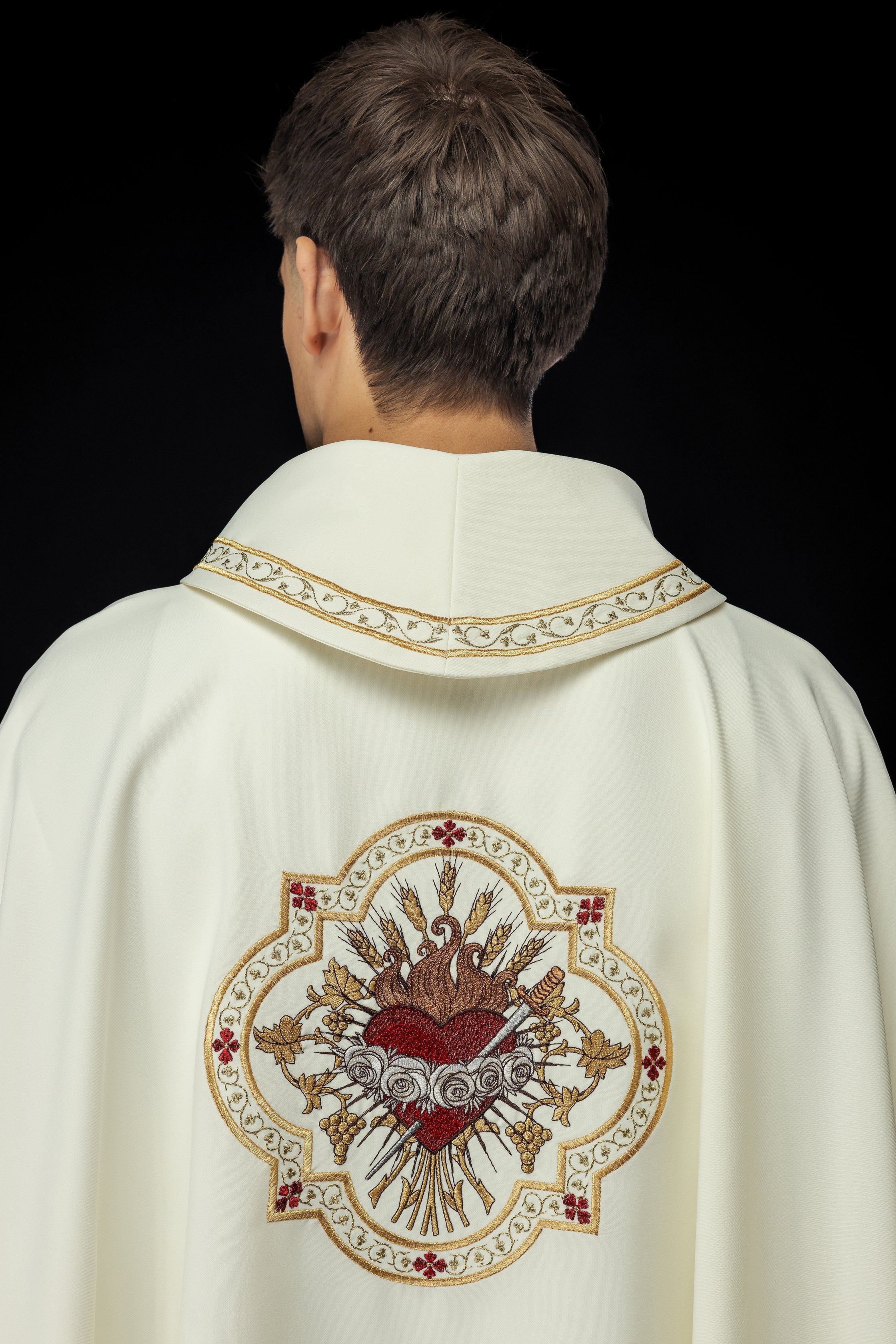 Chasuble brodée avec le motif du Cœur de Marie