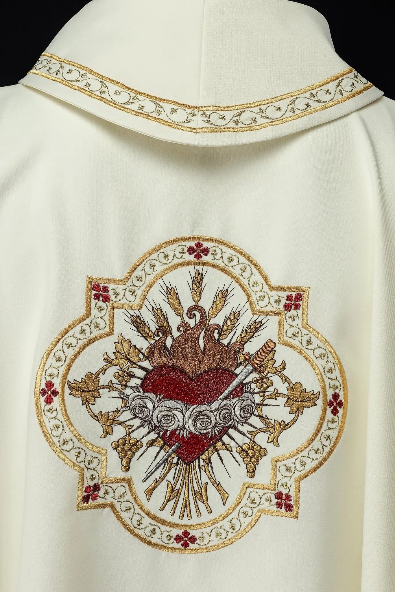 Chasuble brodée avec le motif du Cœur de Marie