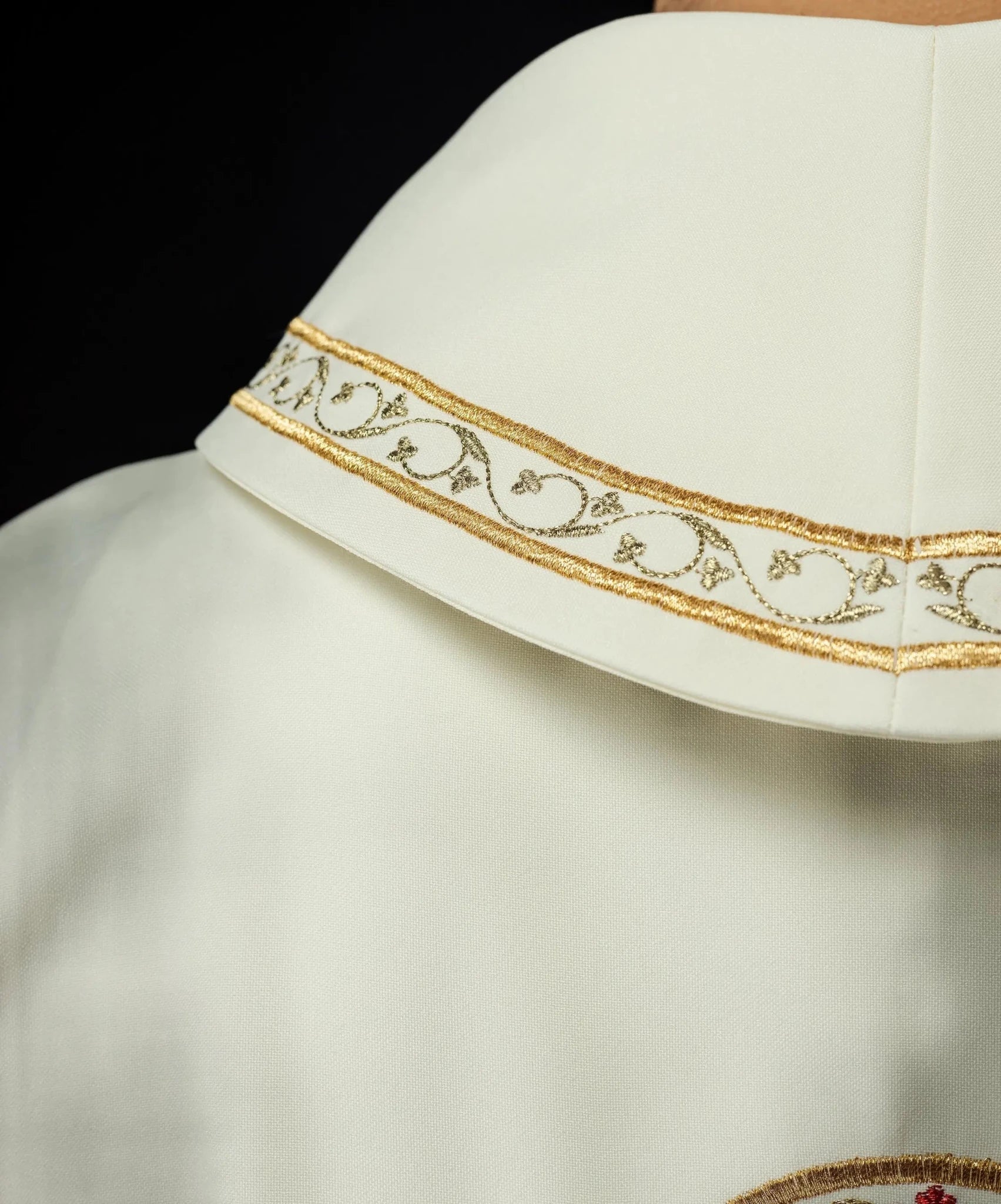 Chasuble brodée avec le motif du Cœur de Marie