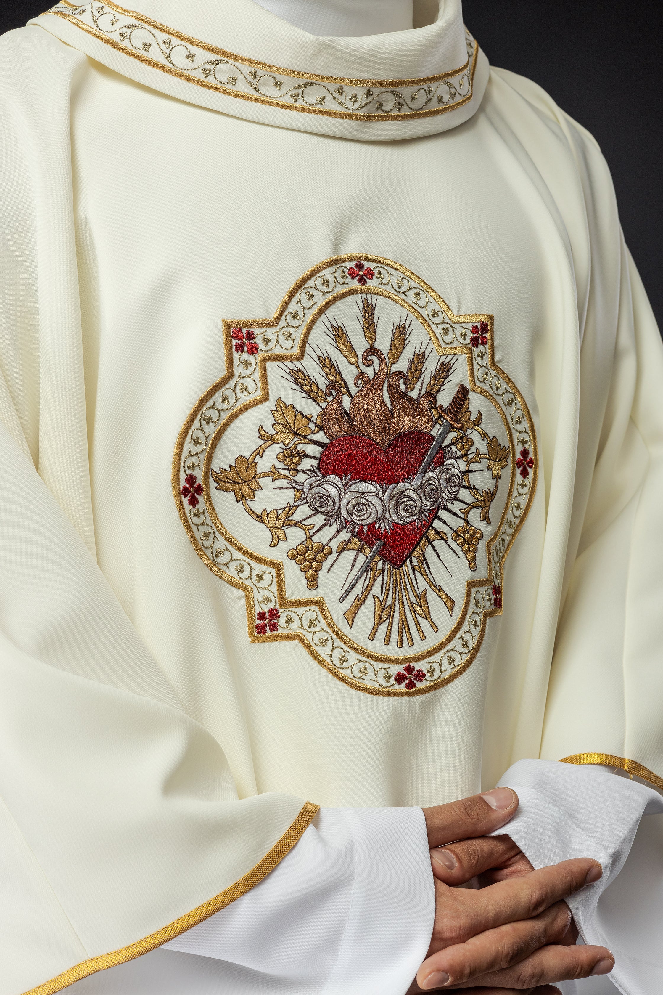 Chasuble brodée avec le motif du Cœur de Marie