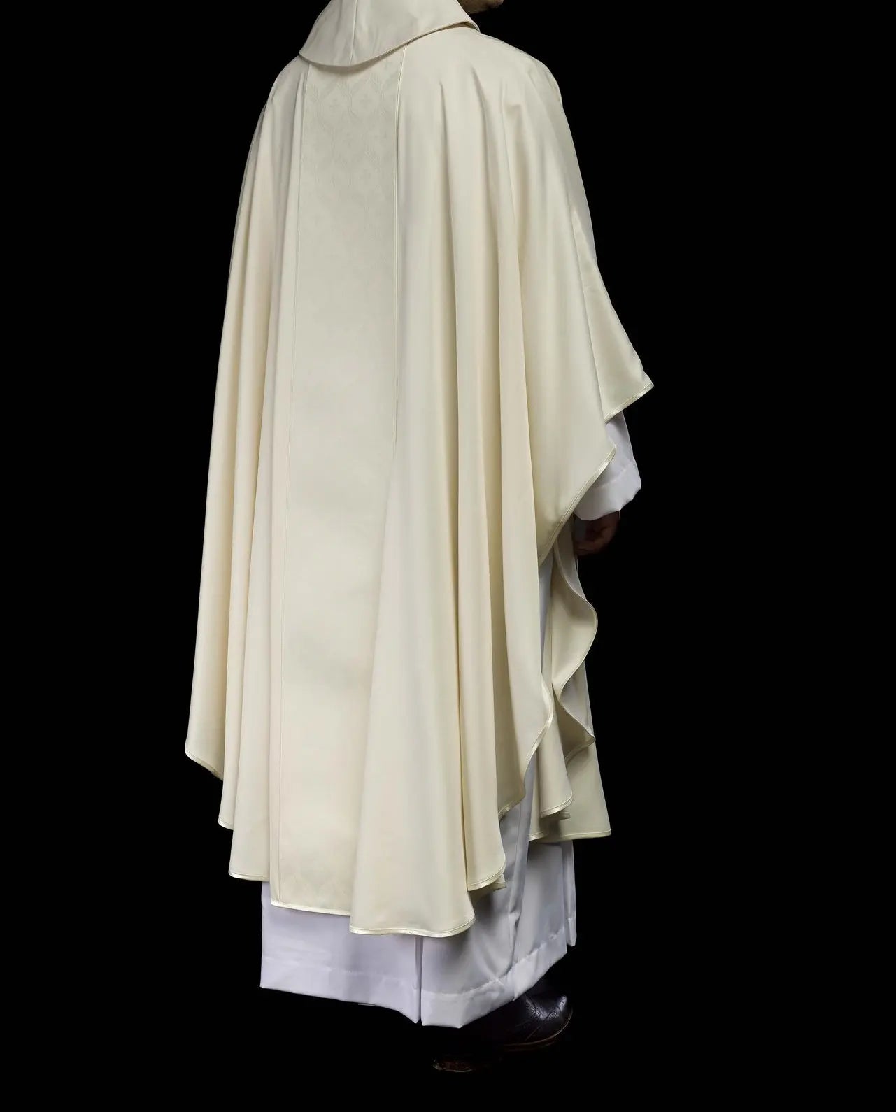 Chasuble écrue avec bande jacquard à motif croix