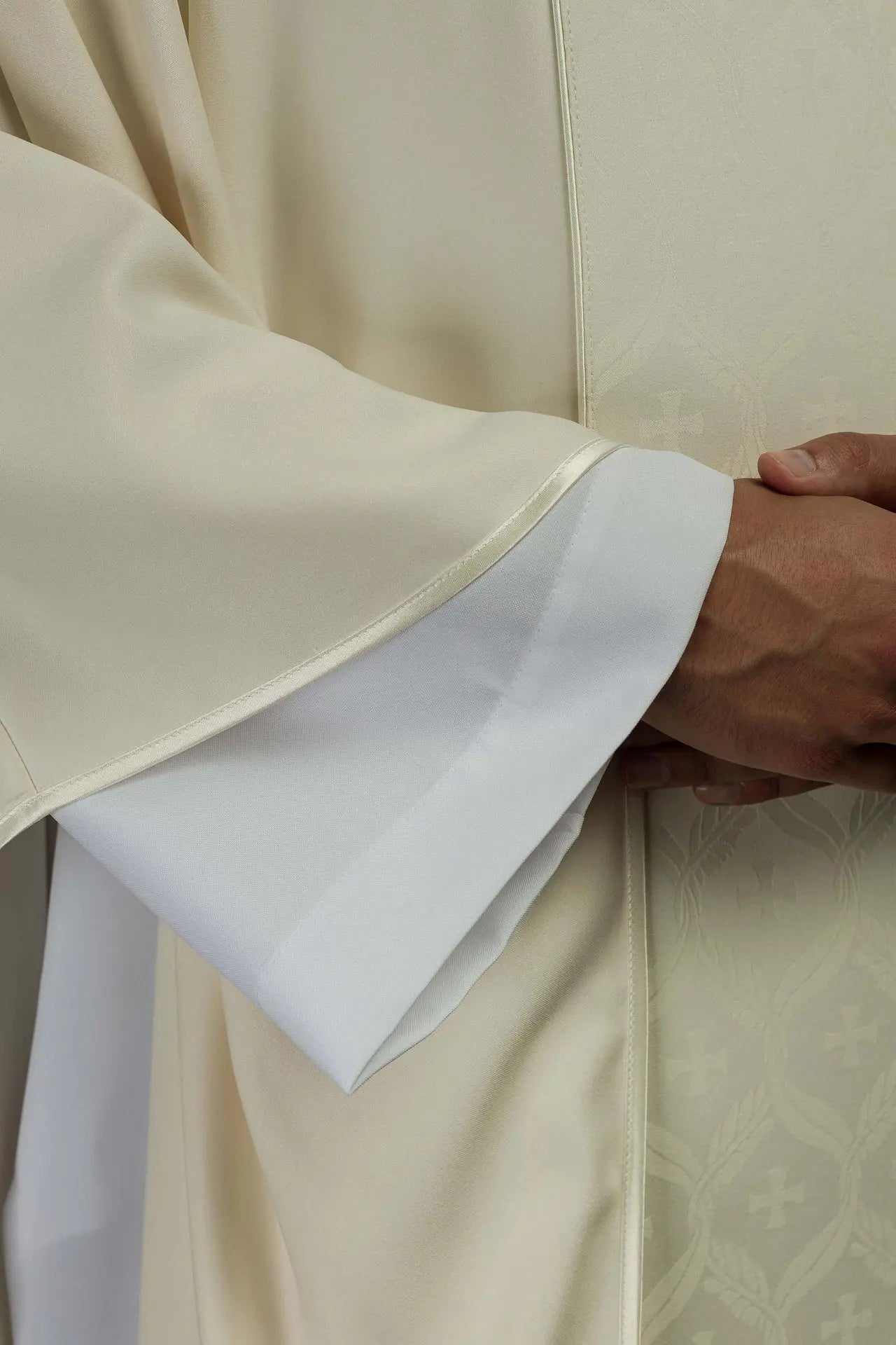 Chasuble écrue avec bande jacquard à motif croix