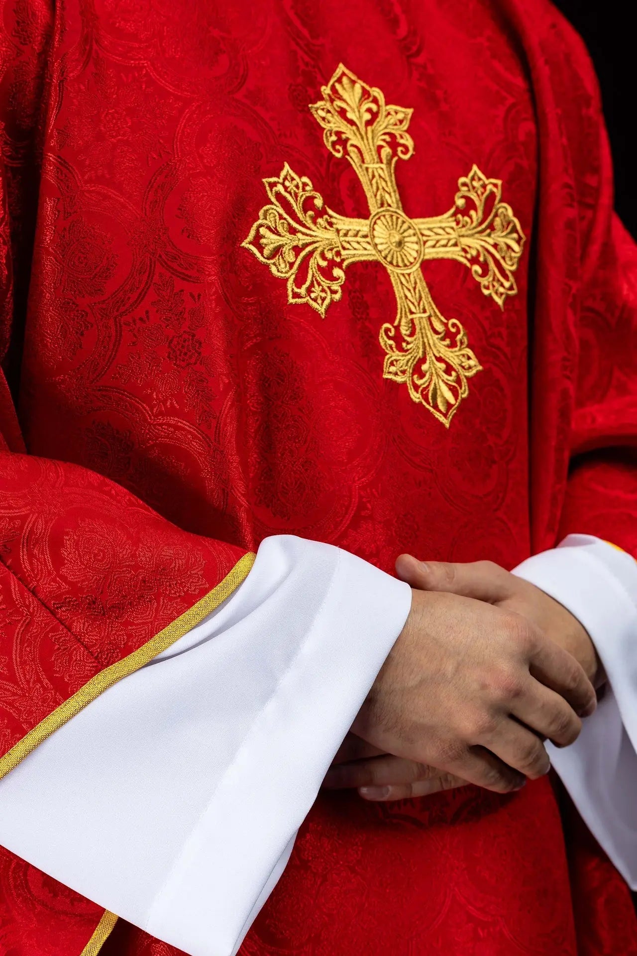 Chasuble rouge en tissu jacquard à croix