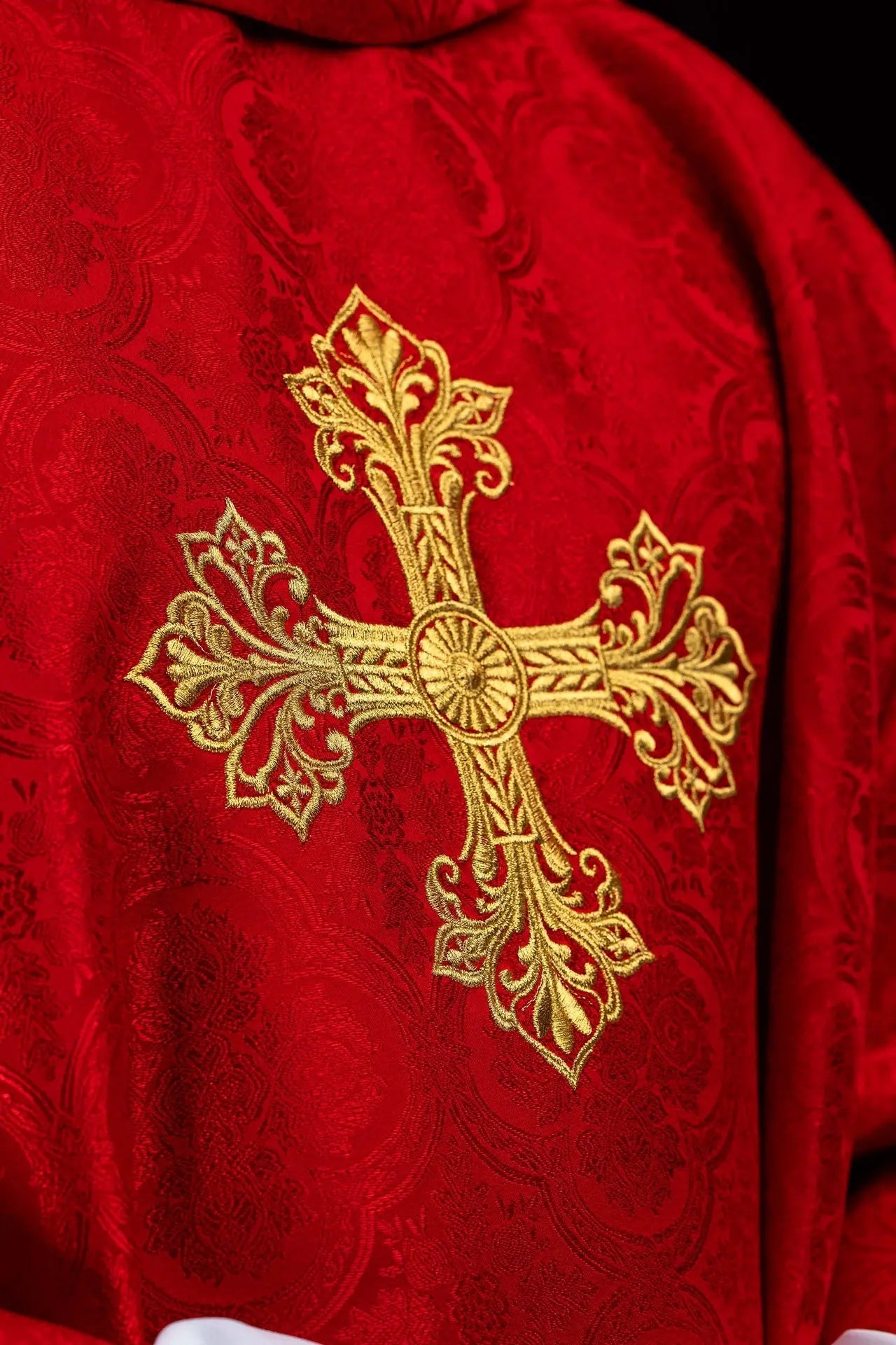 Red chasuble with cross jacquard fabric