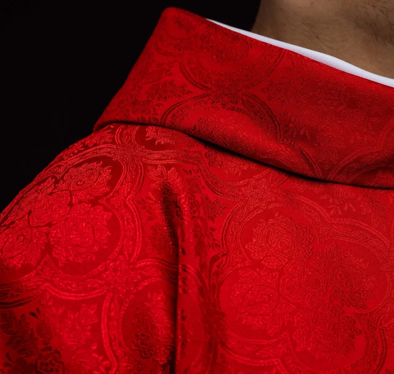 Red chasuble with cross jacquard fabric