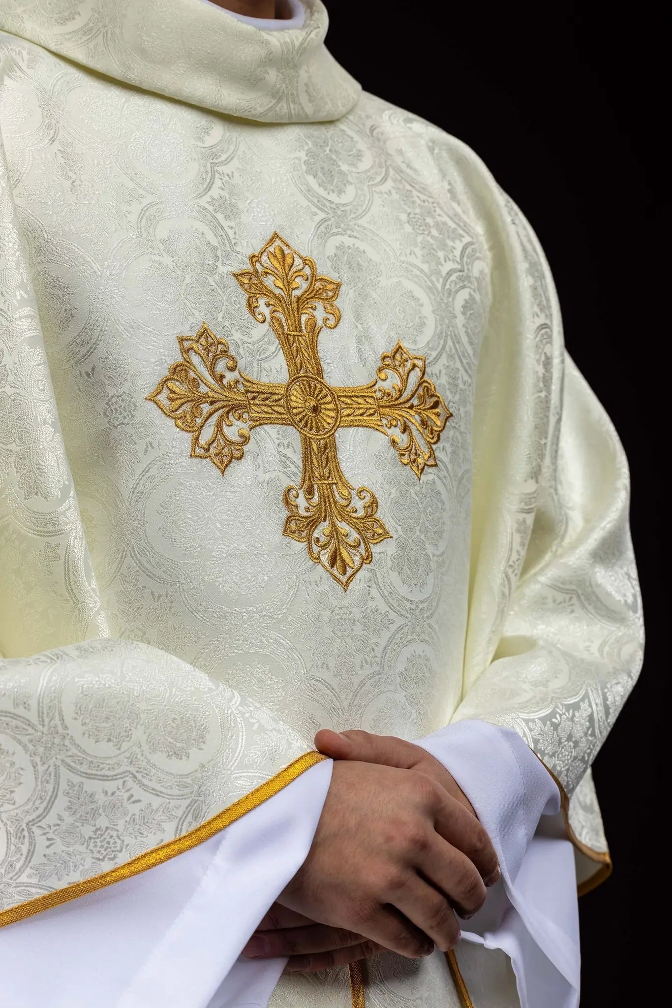 Chasuble écrue en tissu jacquard à croix