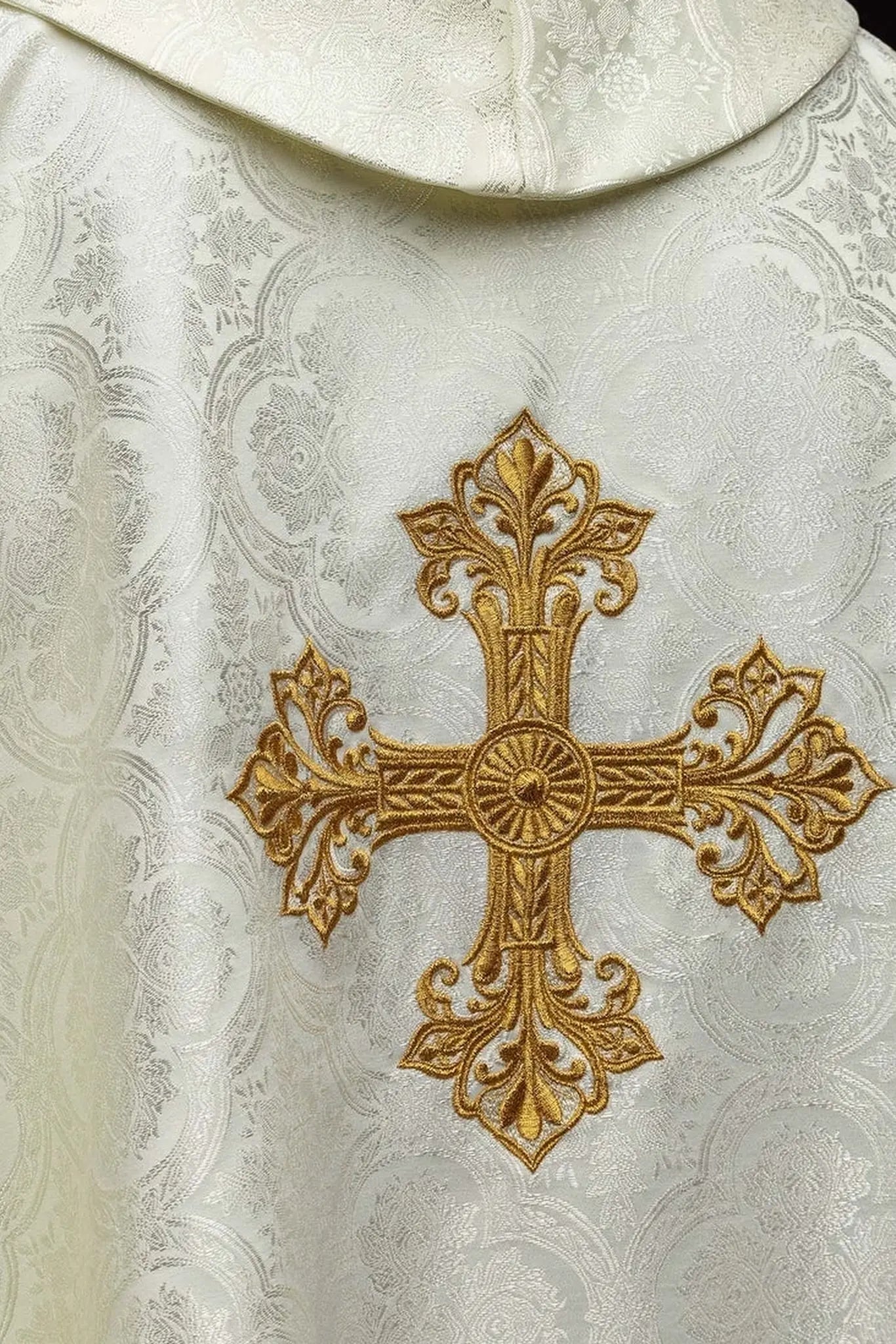 Chasuble écrue en tissu jacquard à croix