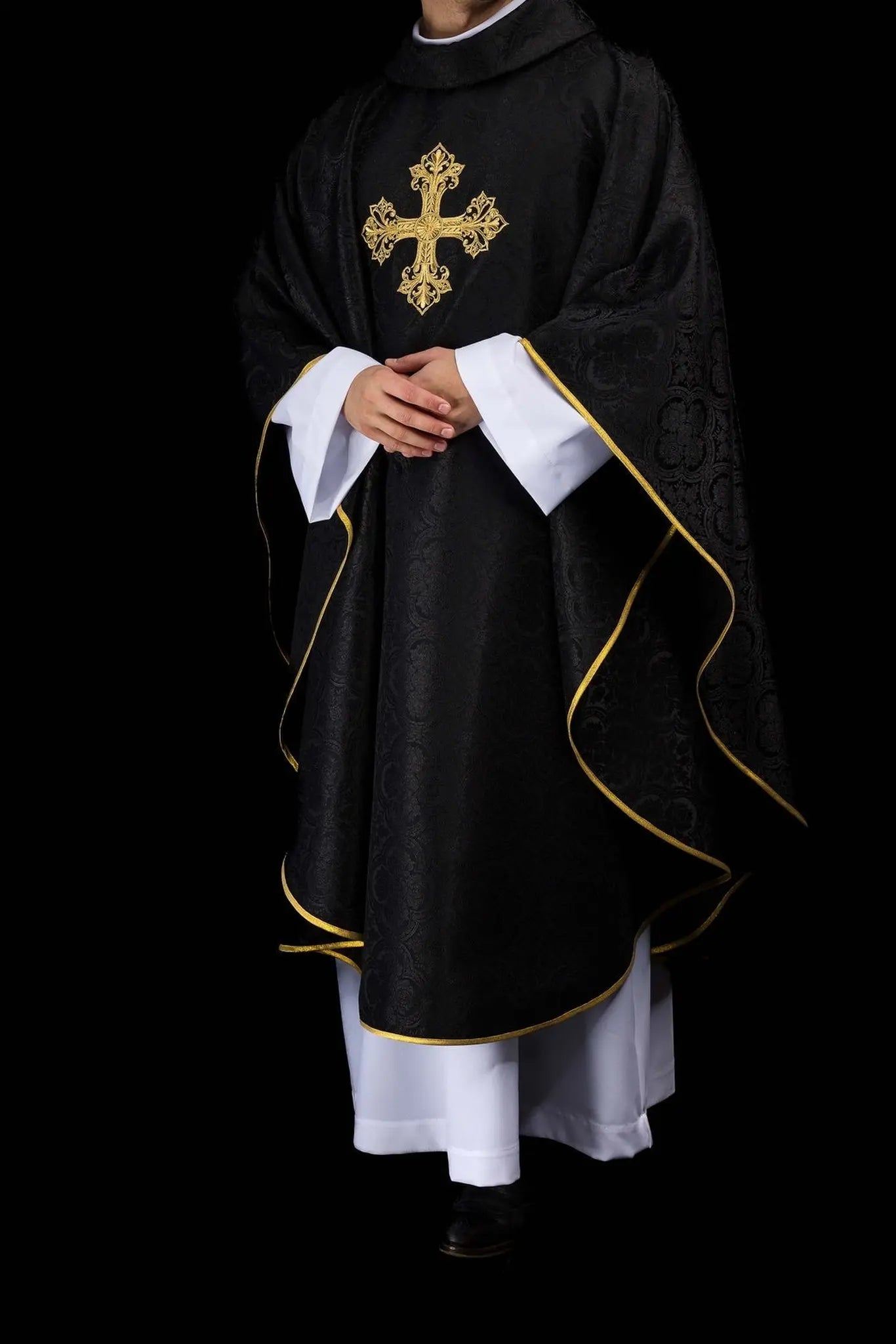 Chasuble noire en tissu jacquard à croix