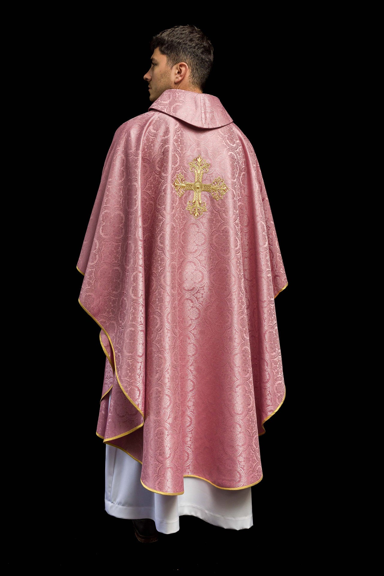 Różowy ornat z krzyżem uszyty z wzorzystej tkaniny - ORNATY.PL