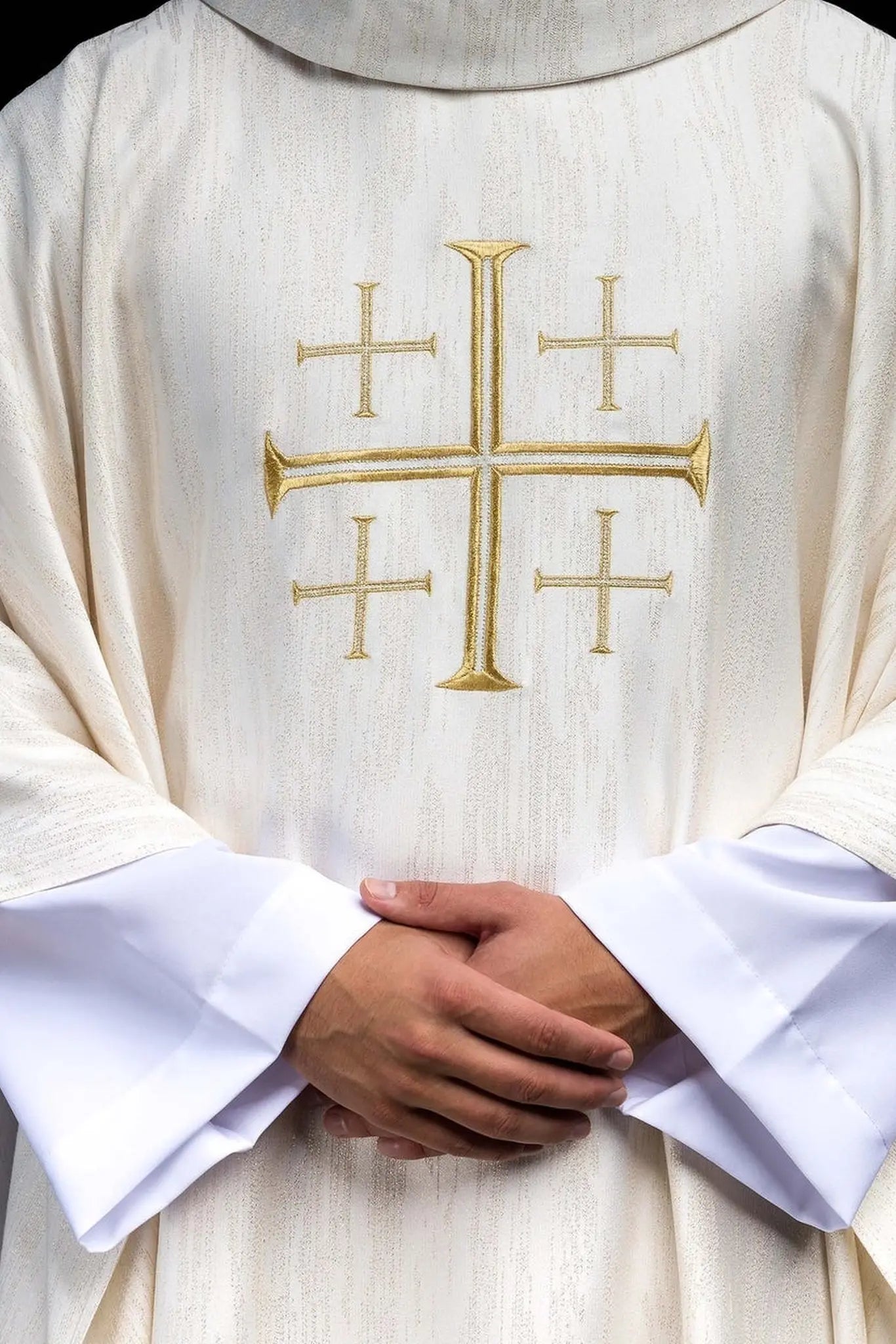 Chasuble brodée avec croix de Jérusalem écru