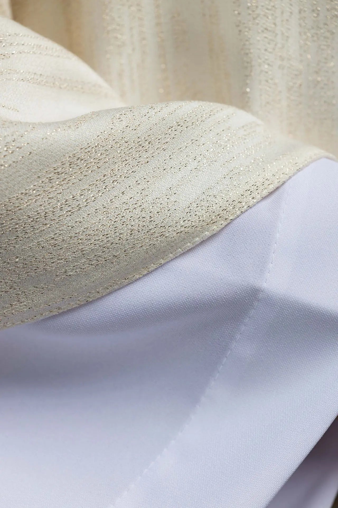 Chasuble brodée avec croix de Jérusalem écru