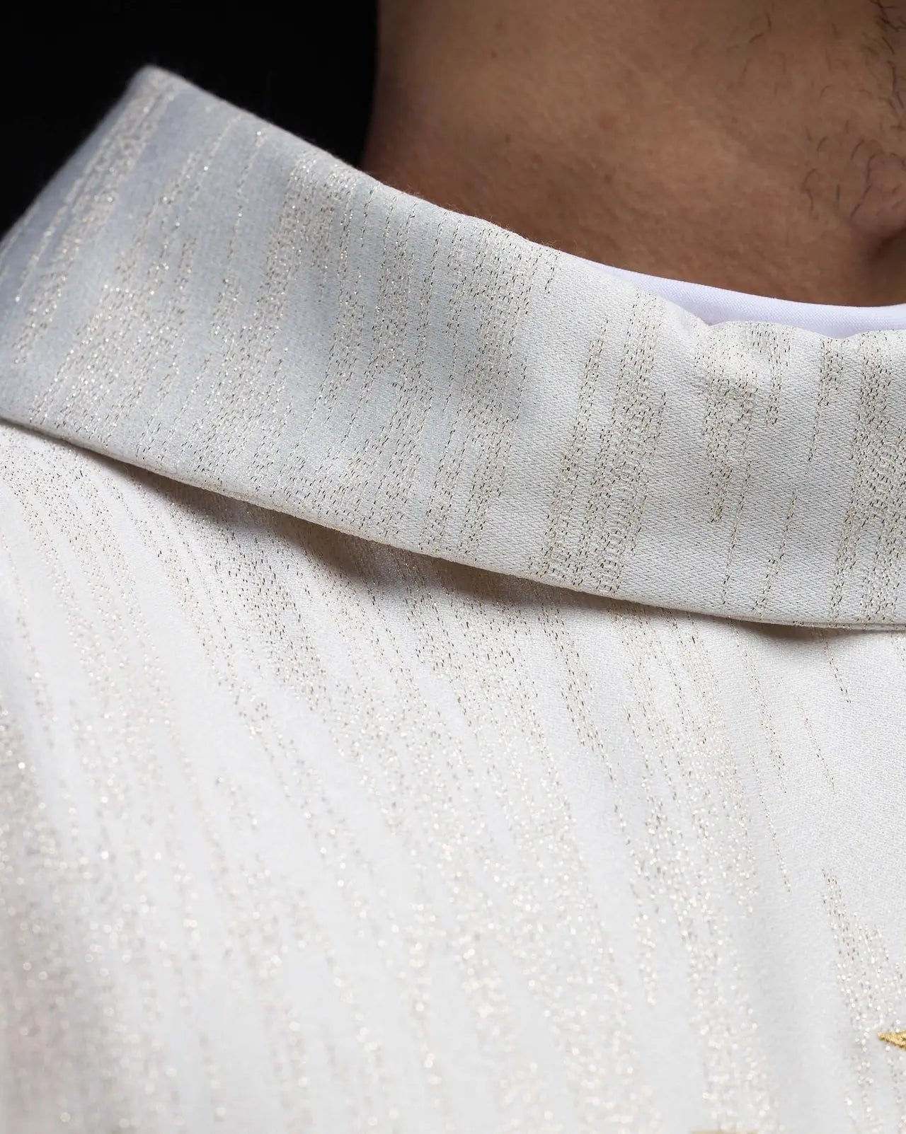 Chasuble brodée avec croix de Jérusalem écru
