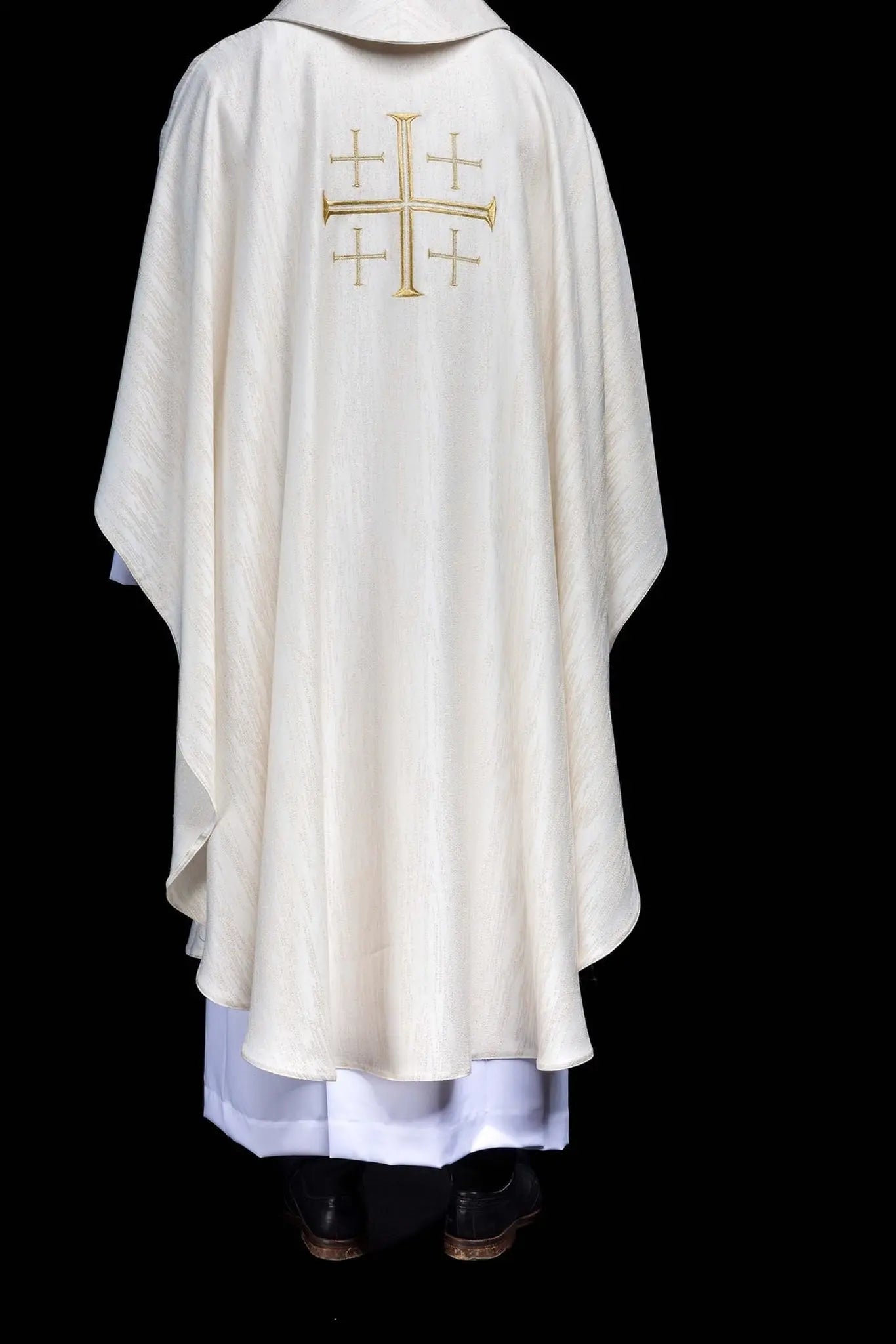 Chasuble brodée avec croix de Jérusalem écru