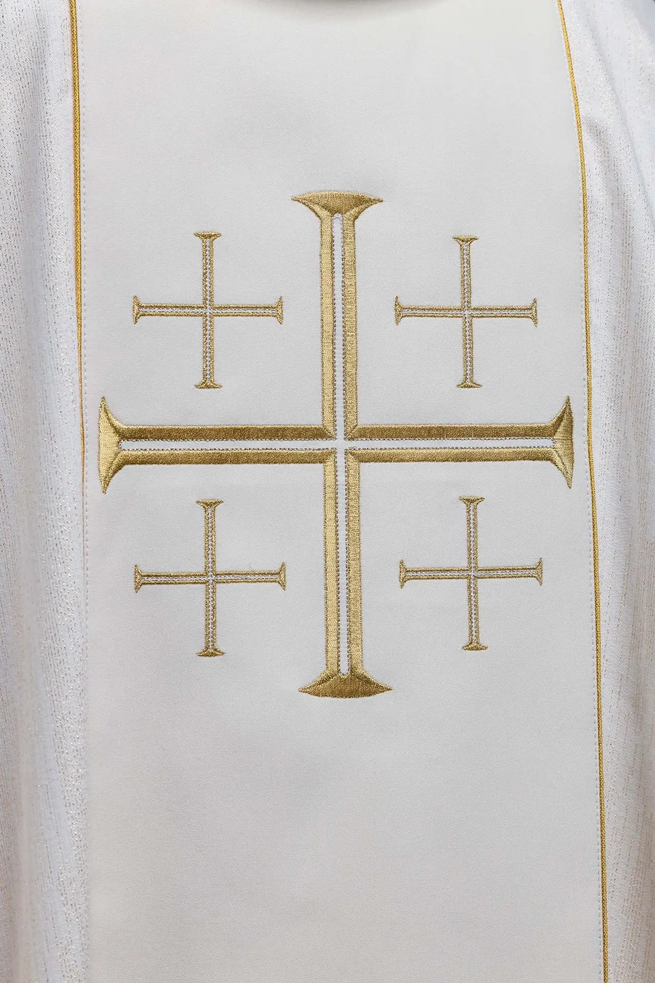 Chasuble brodée avec bande et croix de Jérusalem écru