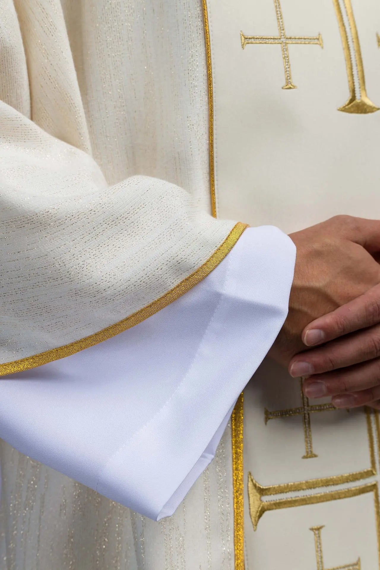 Chasuble brodée avec bande et croix de Jérusalem écru