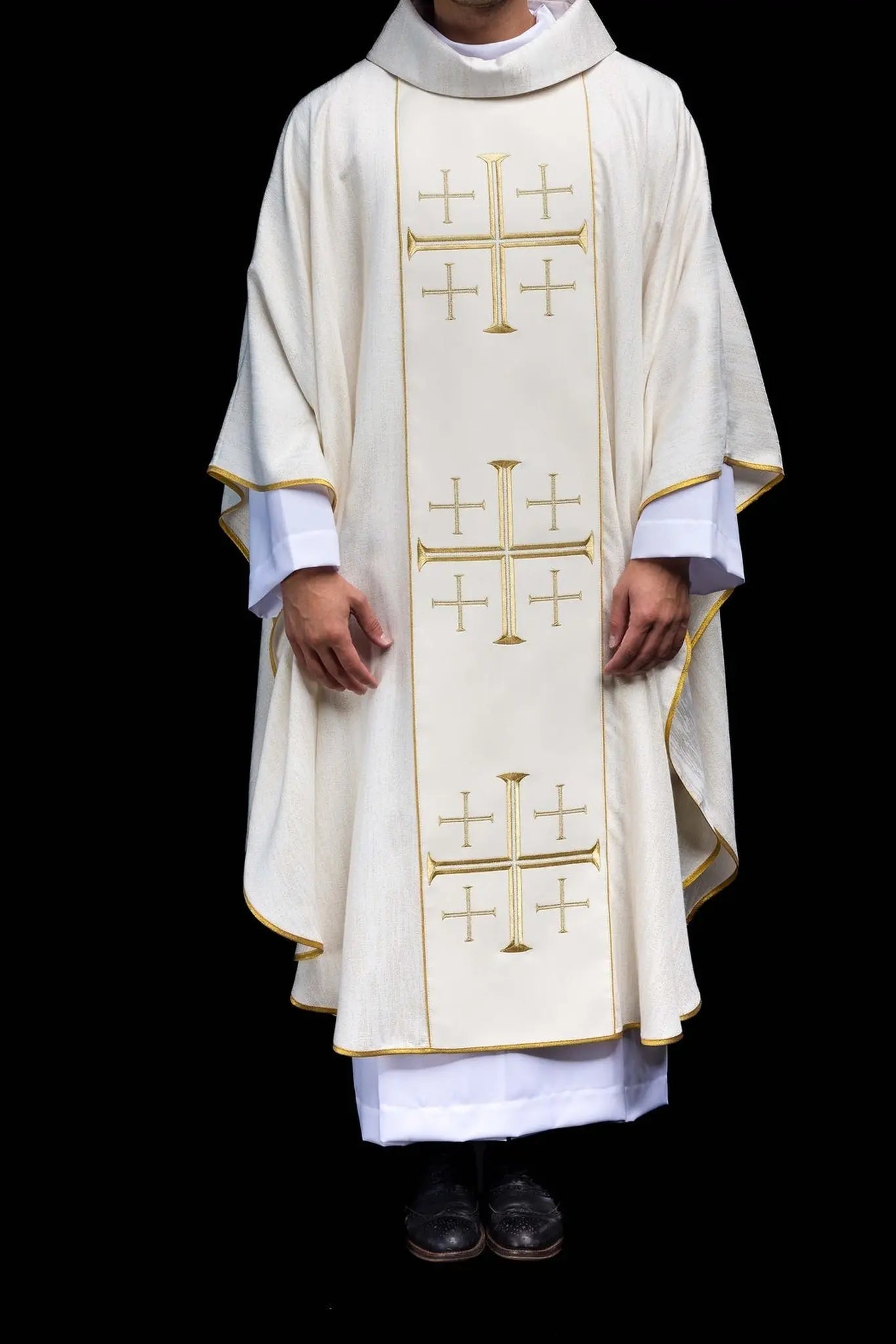 Chasuble brodée avec bande et croix de Jérusalem écru