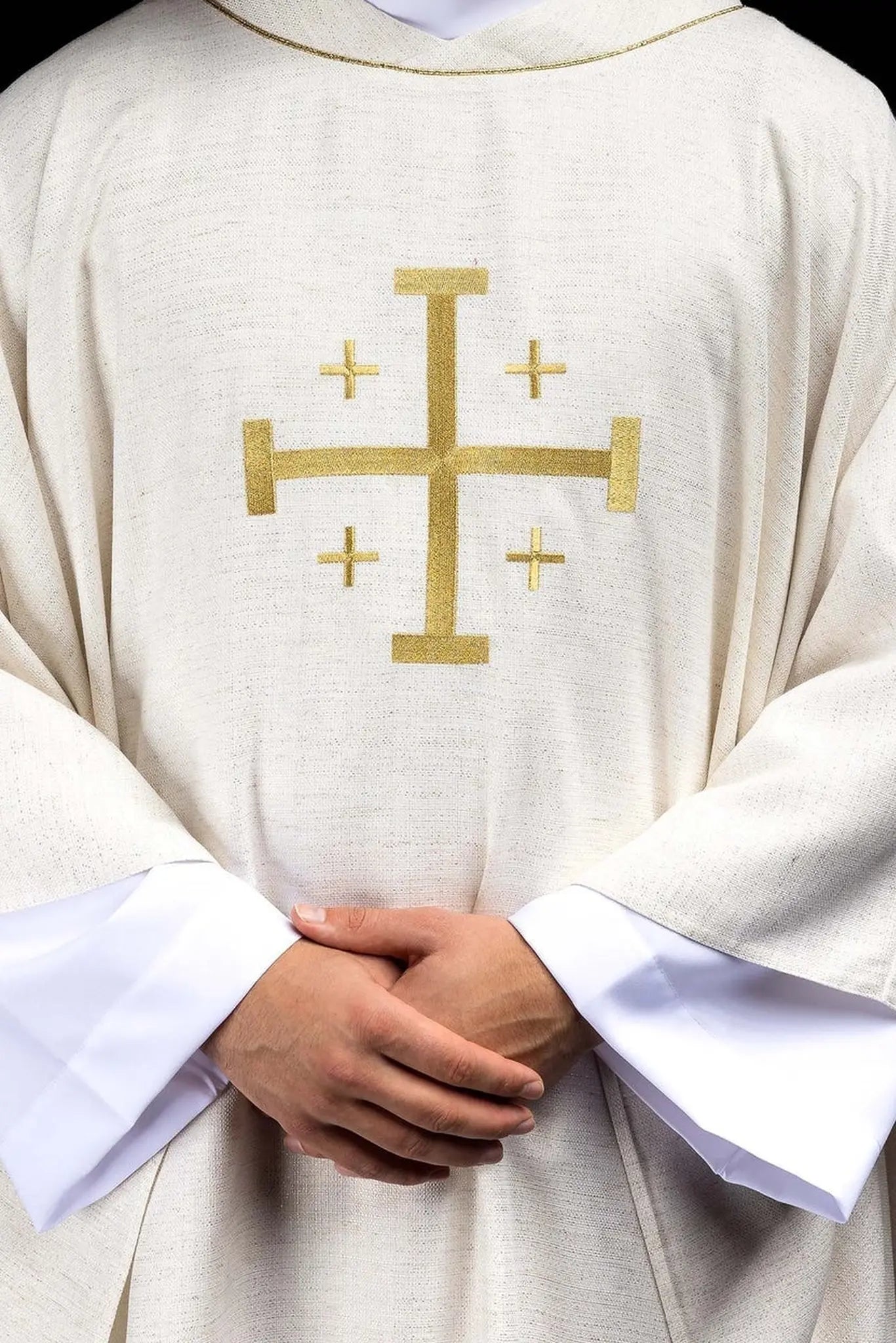 Chasuble brodée avec la croix de Jérusalem écrue