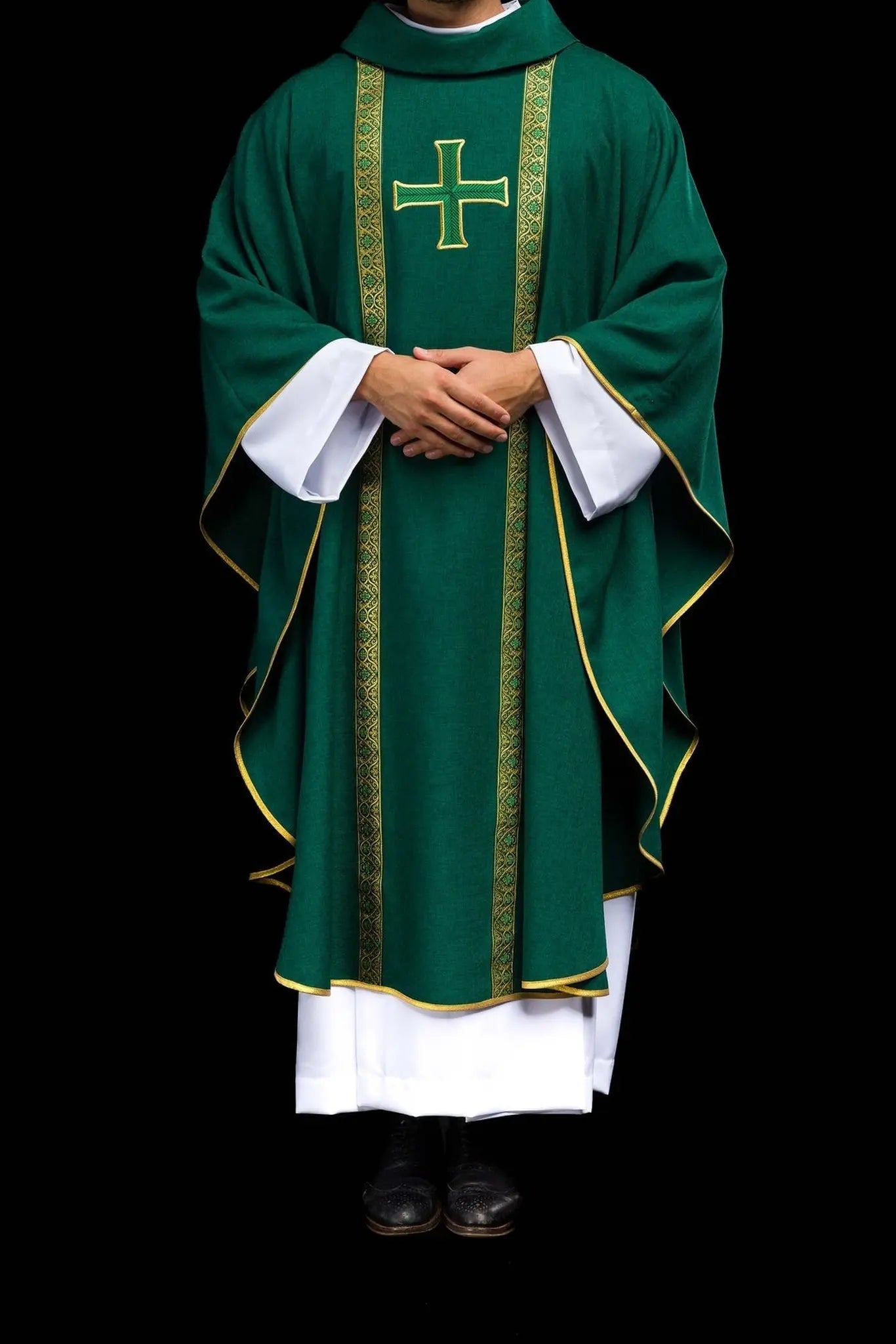 Chasuble liturgique verte avec croix brodée et bandes en jacquard