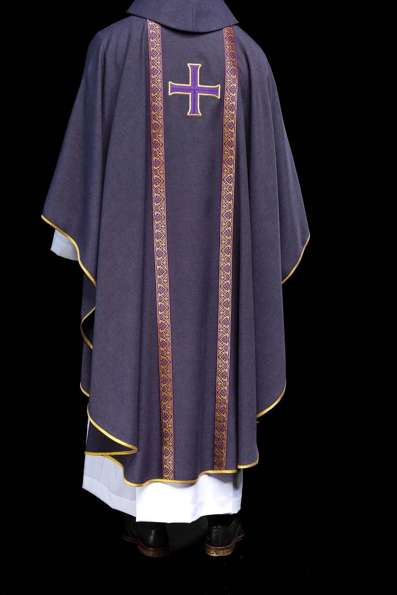 Chasuble liturgique violette avec croix brodée et bandes en jacquard