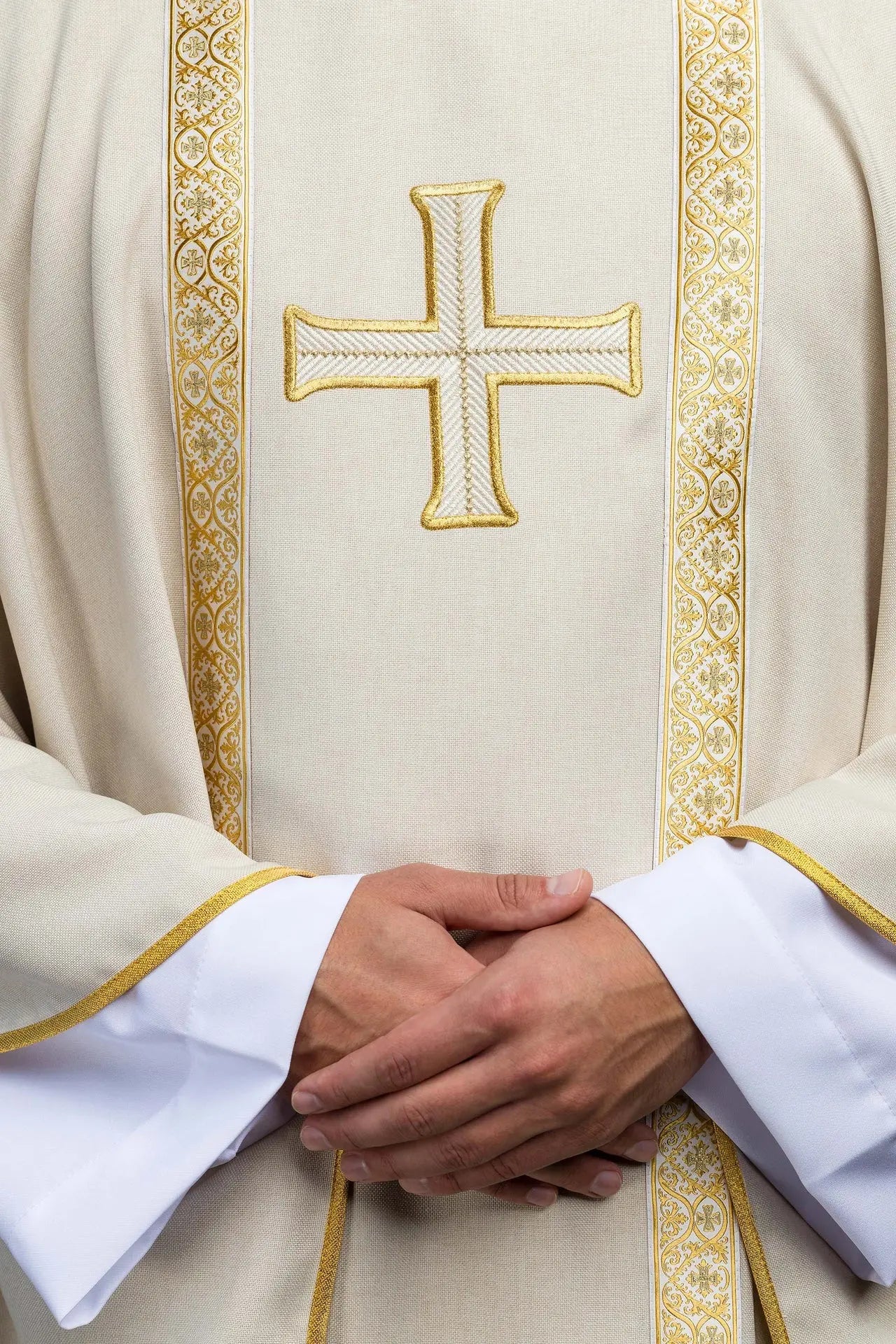 Chasuble liturgique écrue avec croix brodée et bandes en jacquard