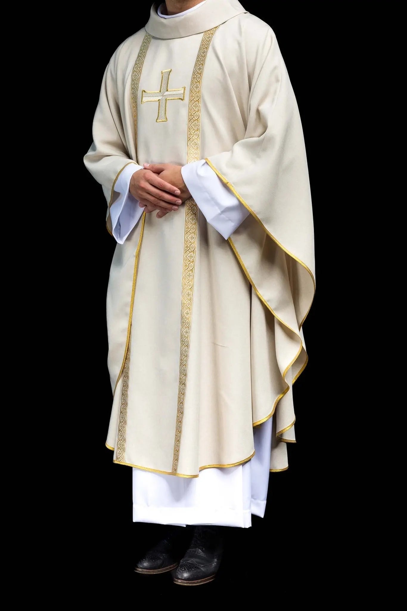 Chasuble liturgique écrue avec croix brodée et bandes en jacquard
