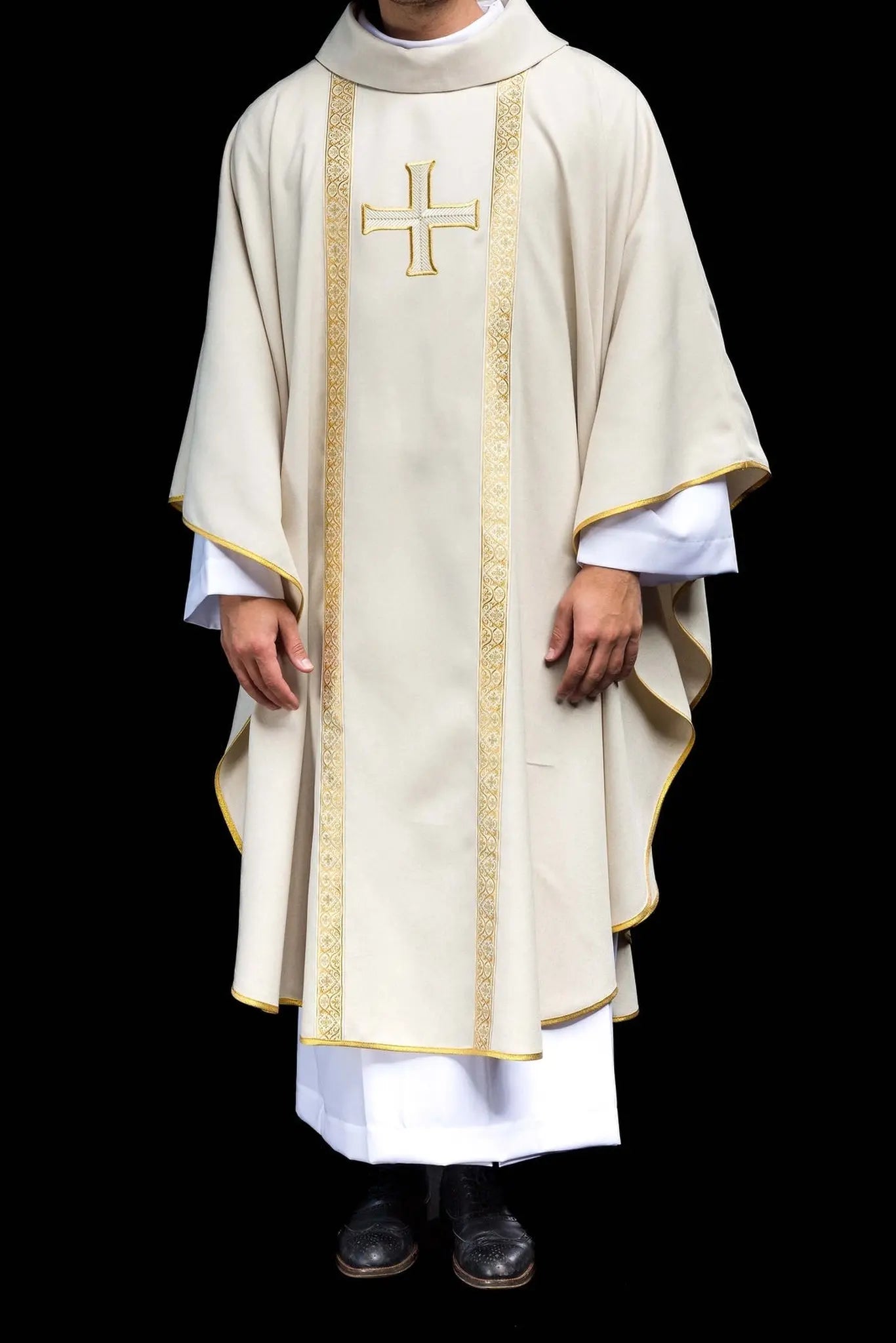 Chasuble liturgique écrue avec croix brodée et bandes en jacquard