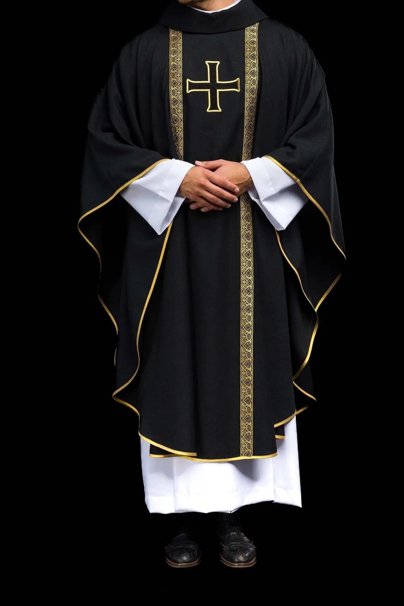 Chasuble liturgique noire avec croix brodée et bandes en jacquard