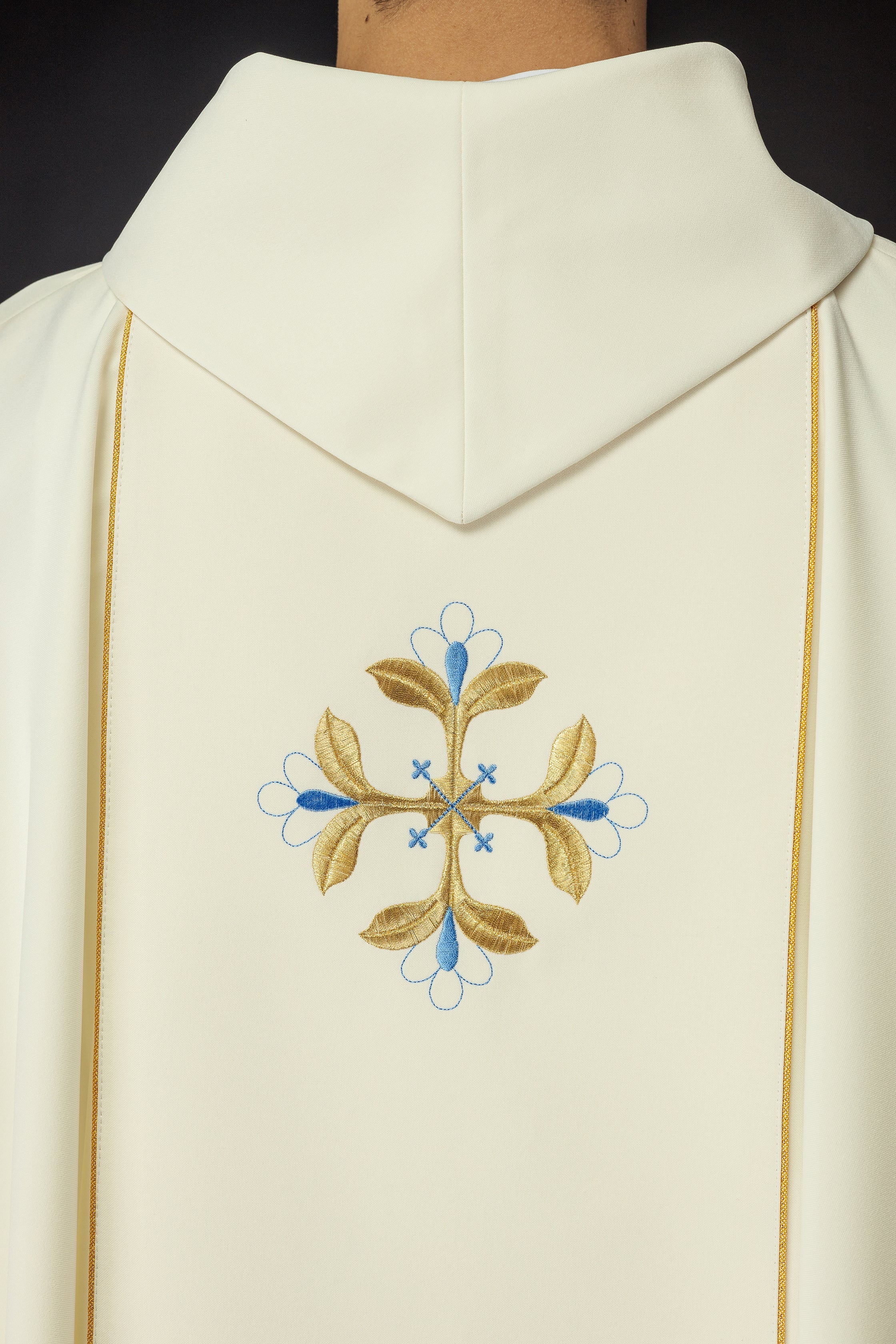 Chasuble brodée avec l'image de Notre-Dame Immaculée