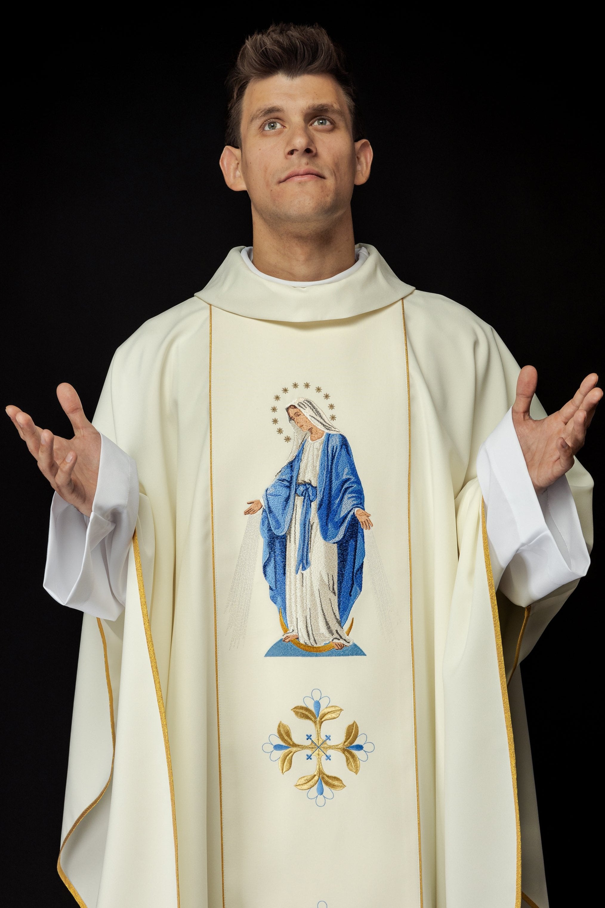 Chasuble brodée avec l'image de Notre-Dame Immaculée