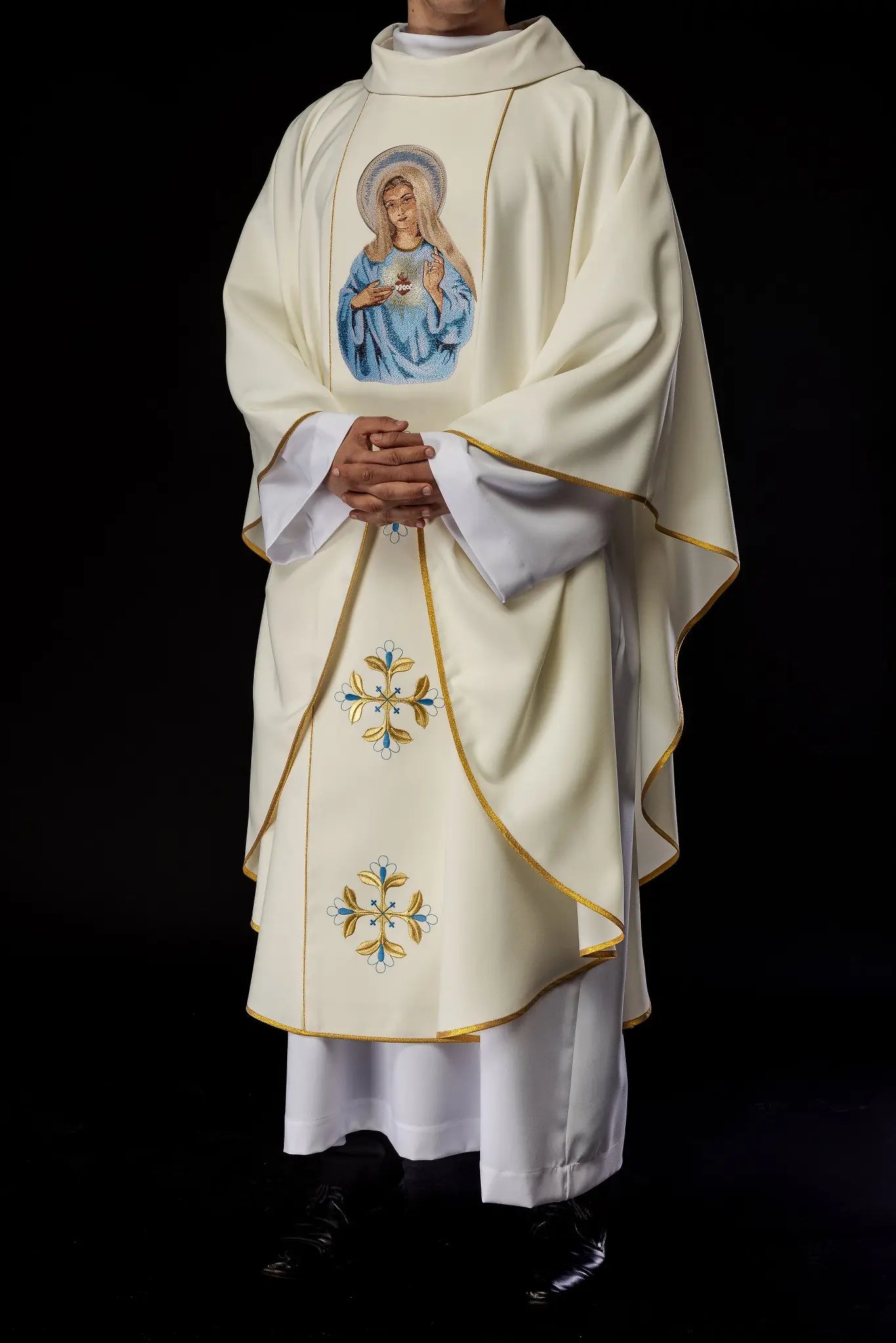 Chasuble brodée avec une image du Cœur de Marie