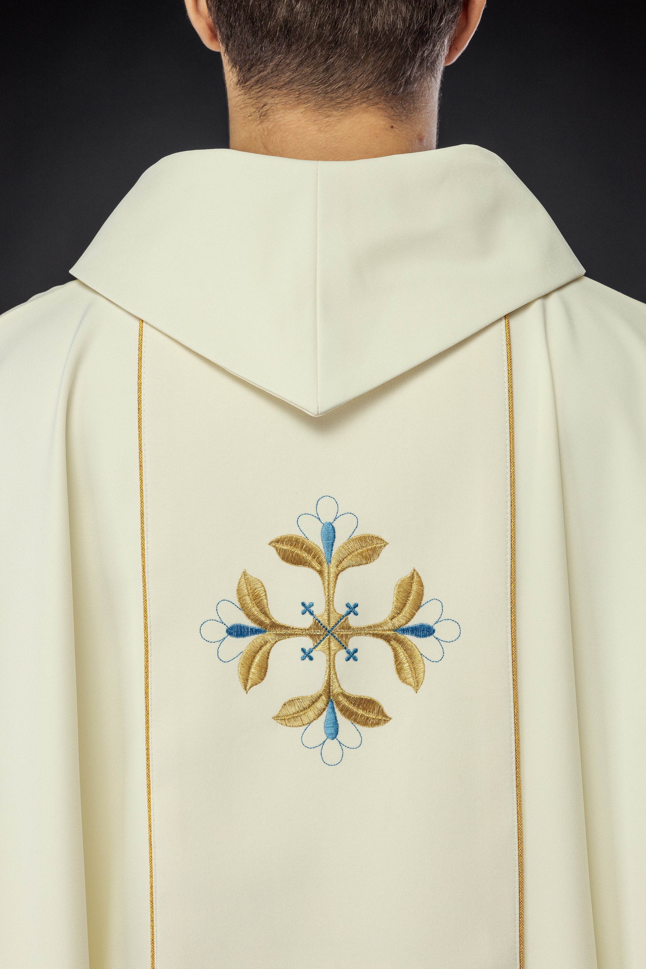 Chasuble brodée avec une image du Cœur de Marie