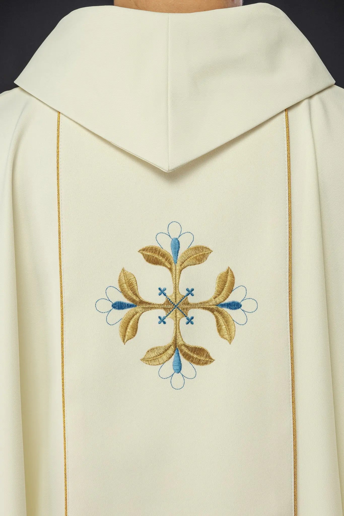 Chasuble brodée avec une image du Cœur de Marie