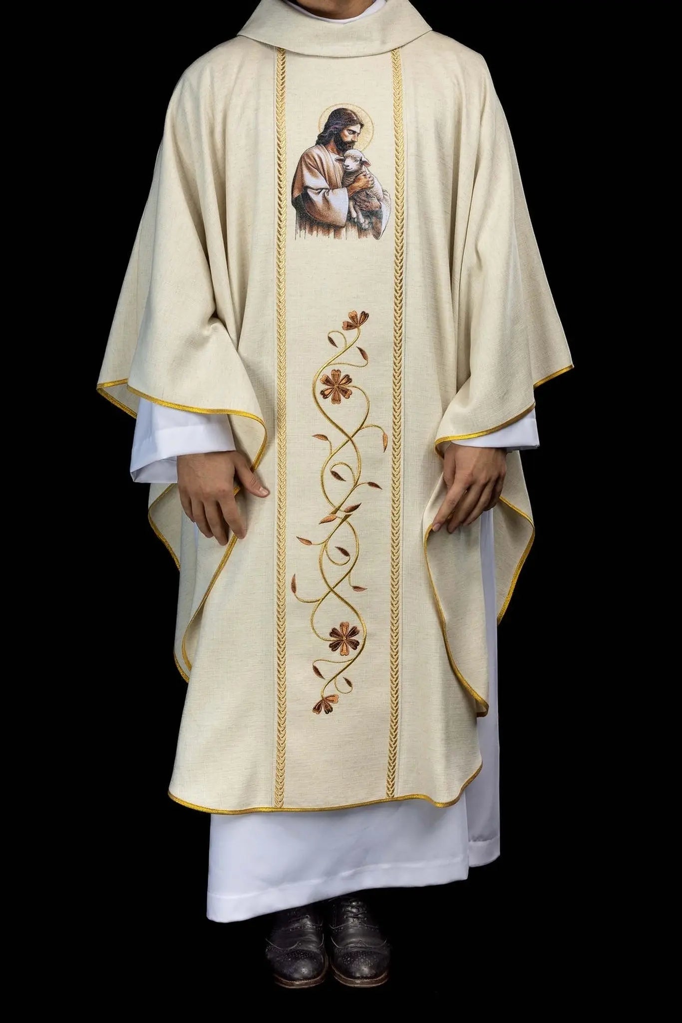 Chasuble écrue avec broderie du Bon Pasteur et bandes d'orphreys décoratives