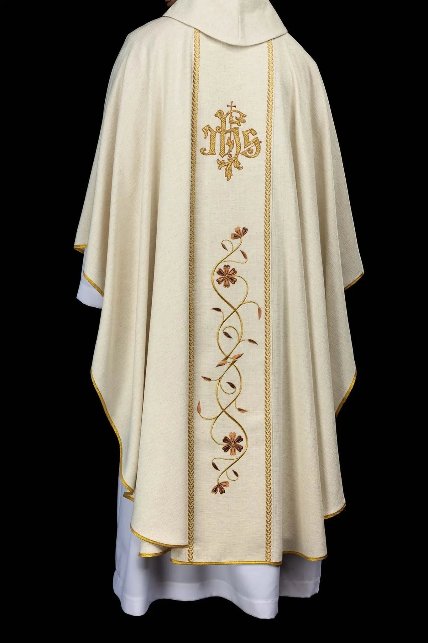 Chasuble écrue avec broderie du Bon Pasteur et bandes d'orphreys décoratives