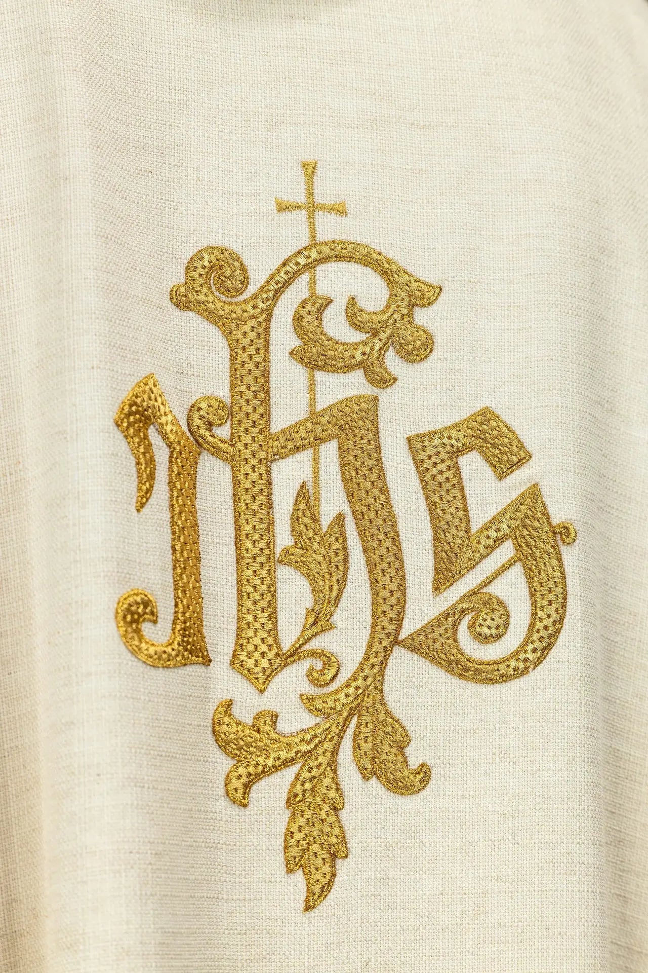 Chasuble écrue avec broderie de Saint Joseph l'Ouvrier