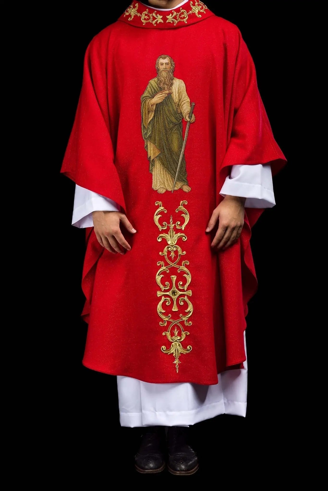 Chasuble richement brodée avec l'image de Saint Paul rouge