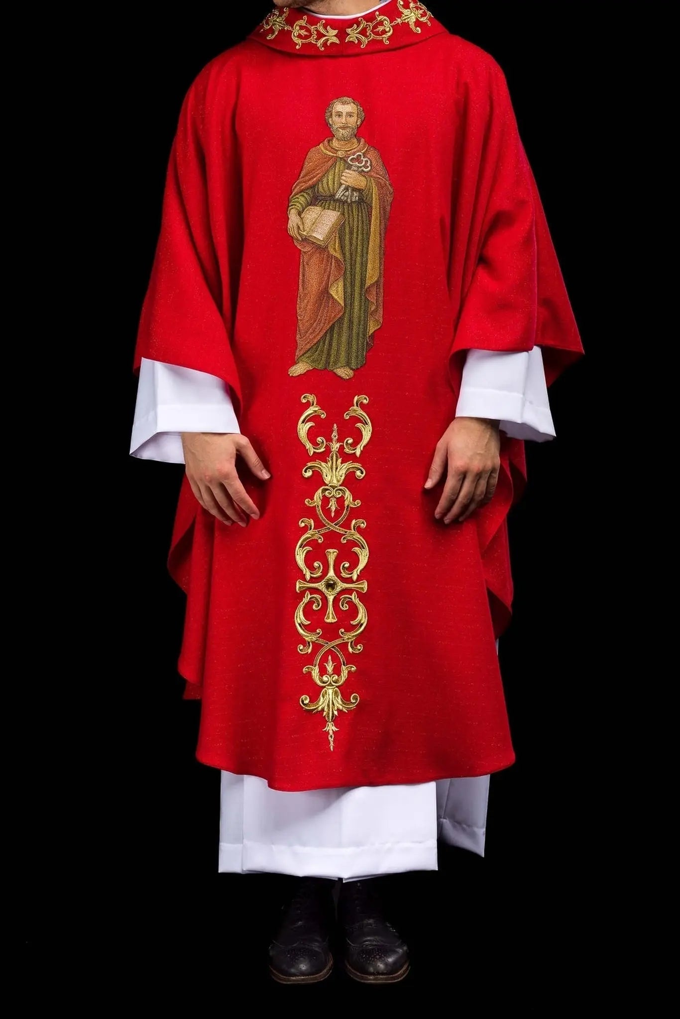 Chasuble richement brodée avec l'image de Saint Pierre rouge