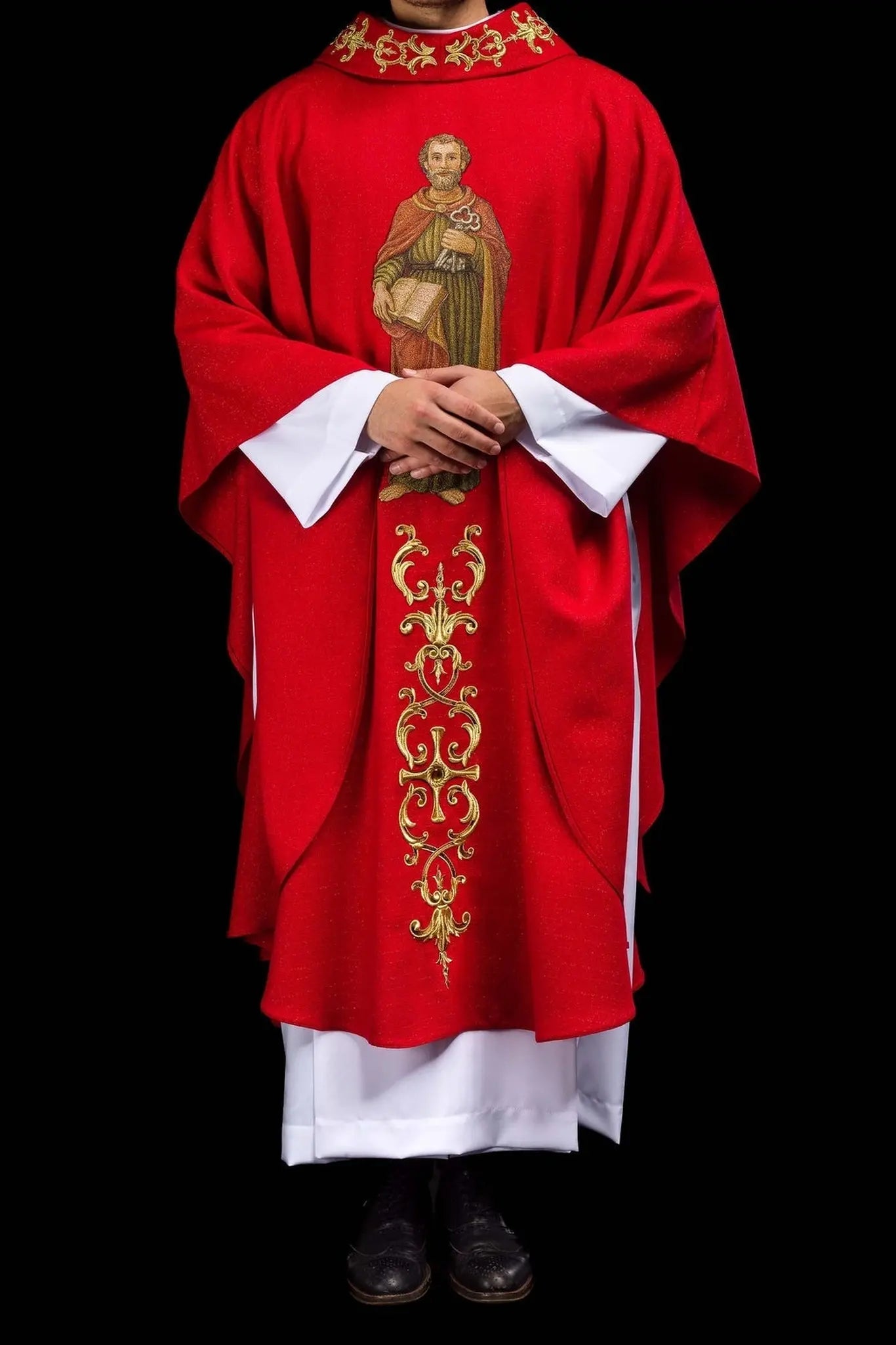 Chasuble richement brodée avec l'image de Saint Pierre rouge