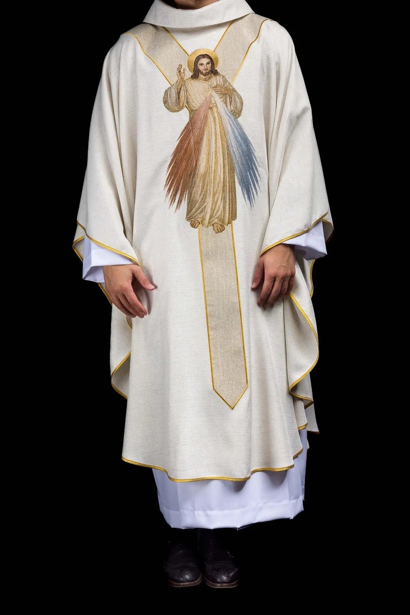 Chasuble brodée avec l'image de Jésus Miséricordieux écru