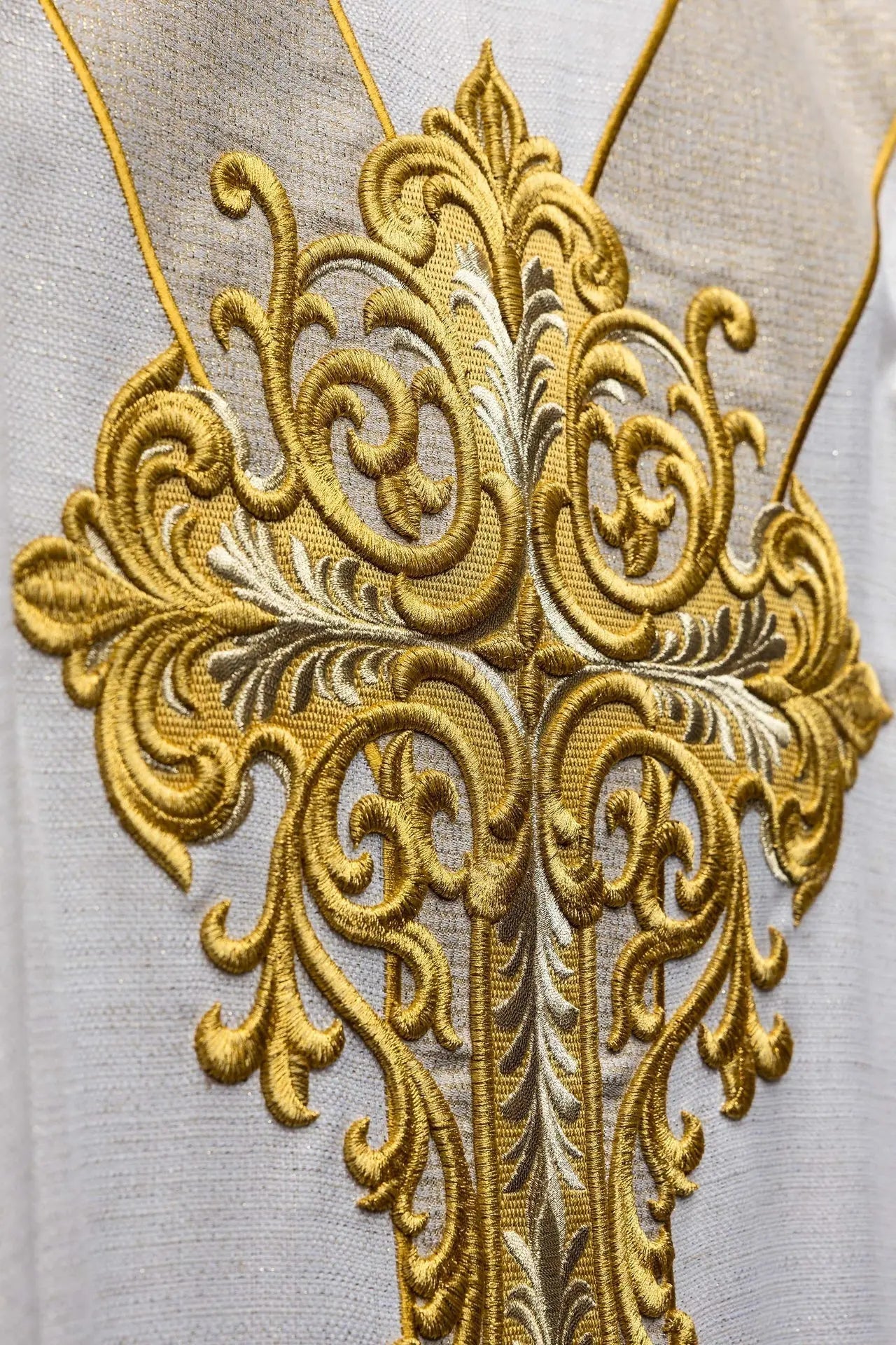 Chasuble brodée avec l'image de Jésus Miséricordieux écru