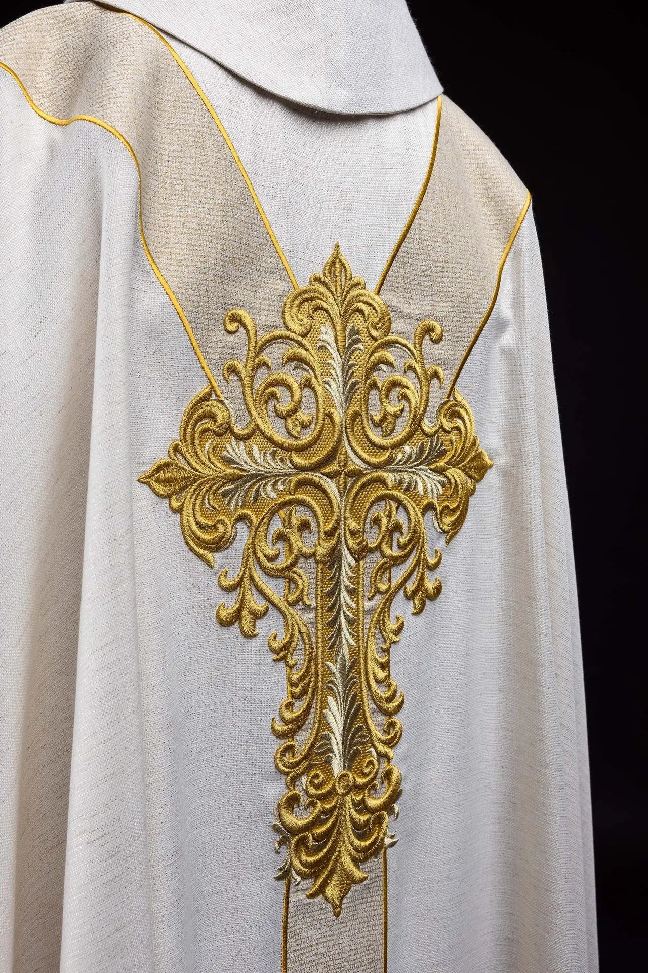 Chasuble brodée avec l'image de Jésus Miséricordieux écru