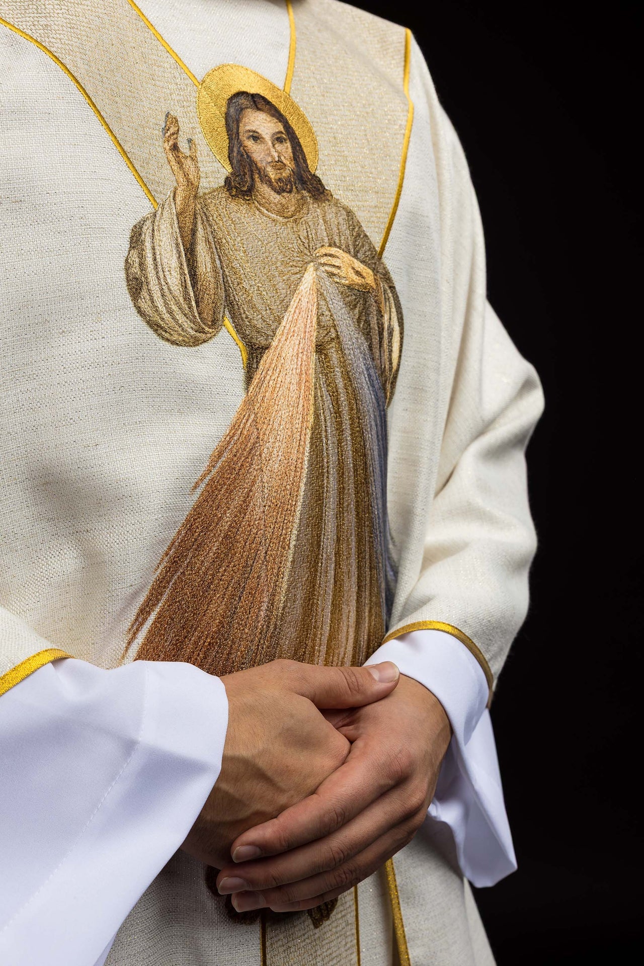 Ornat haftowany z wizerunkiem Jezusa Miłosiernego ecru - ORNATY.PL