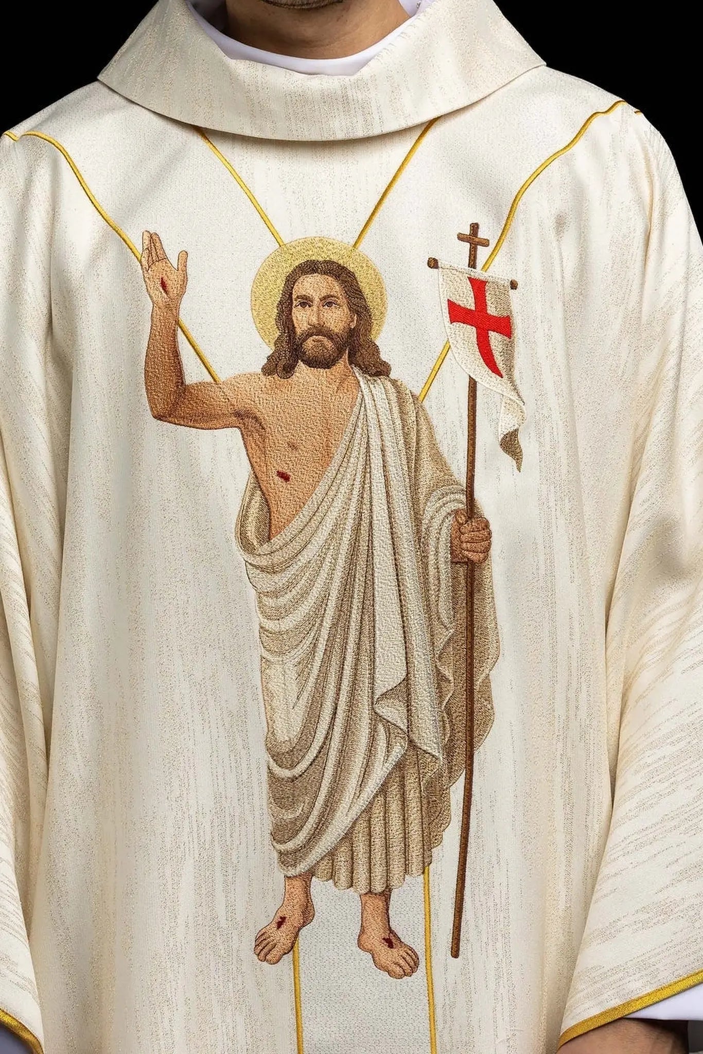 Chasuble blanche avec broderie du Christ ressuscité et de l'Agneau pascal