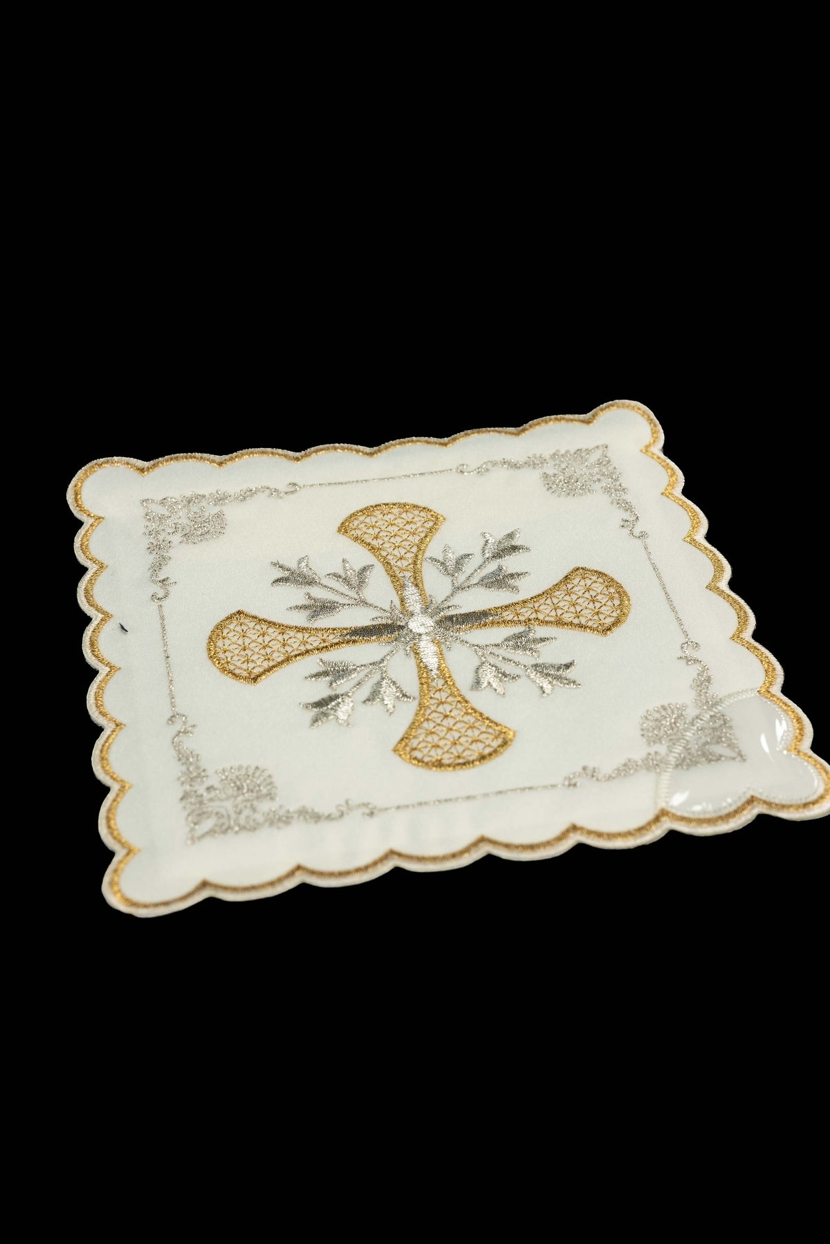Ensemble de quatre palles liturgiques avec broderie de Croix