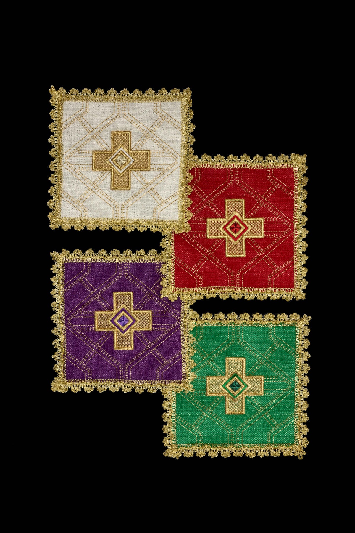 Ensemble de quatre fanions avec broderie dorée