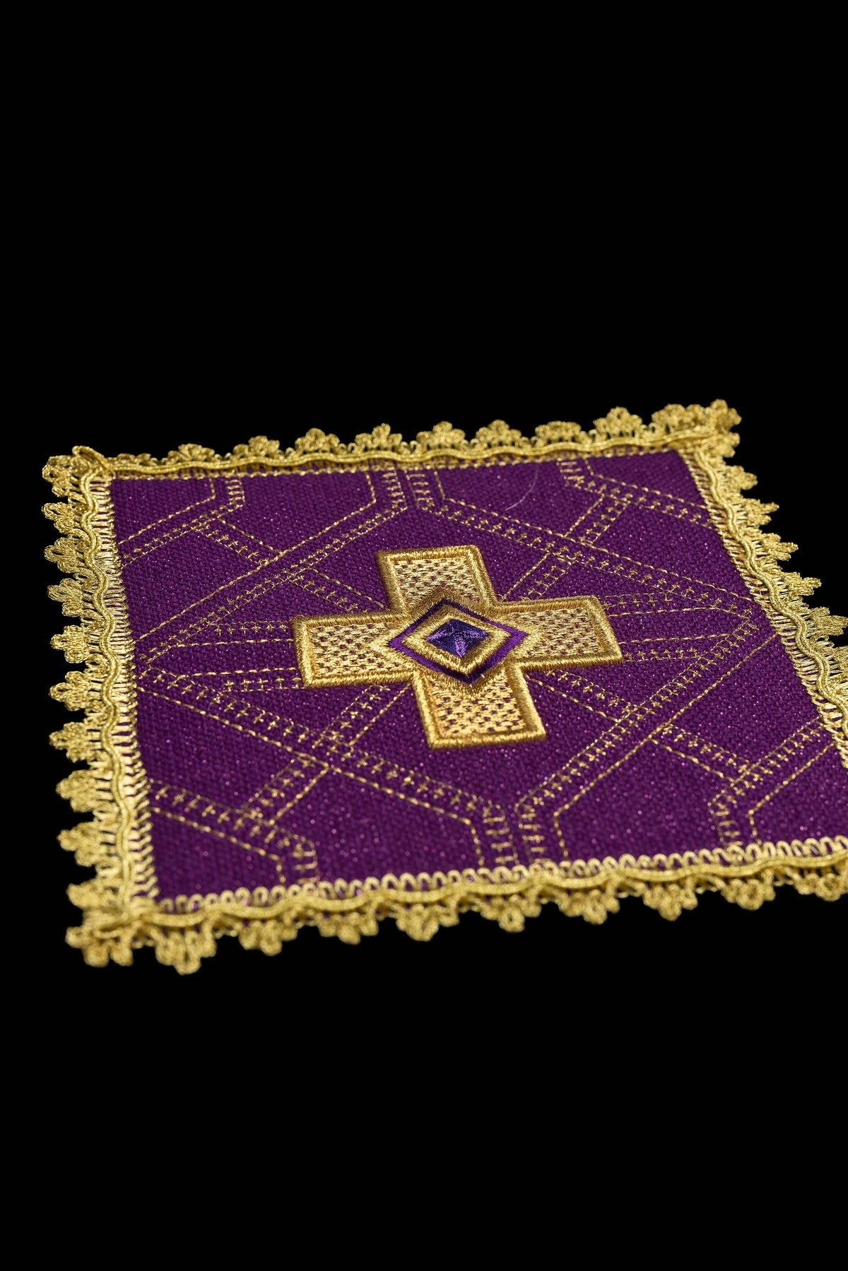 Ensemble de quatre fanions avec broderie dorée