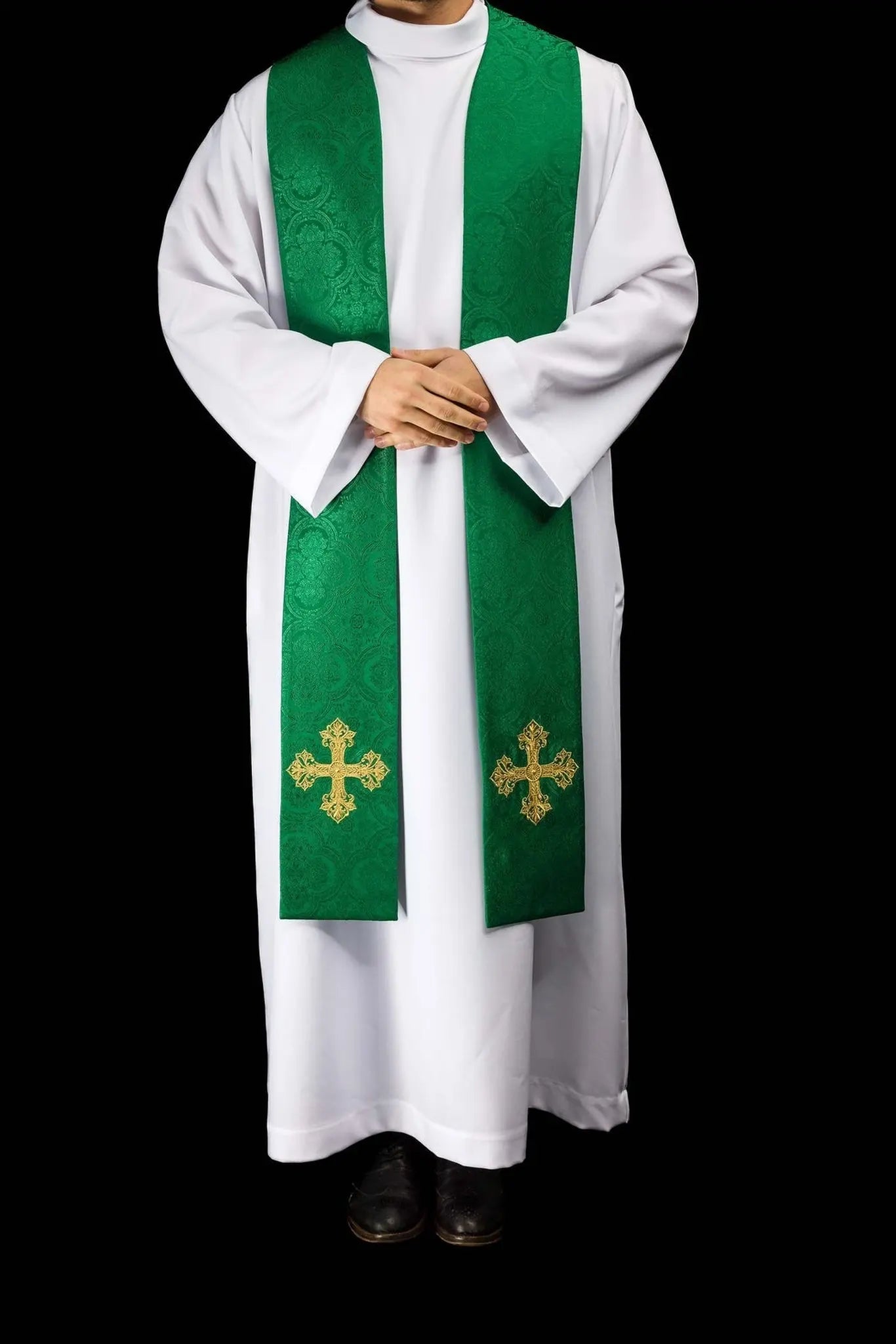 Étole jacquard verte avec broderie de croix dorée